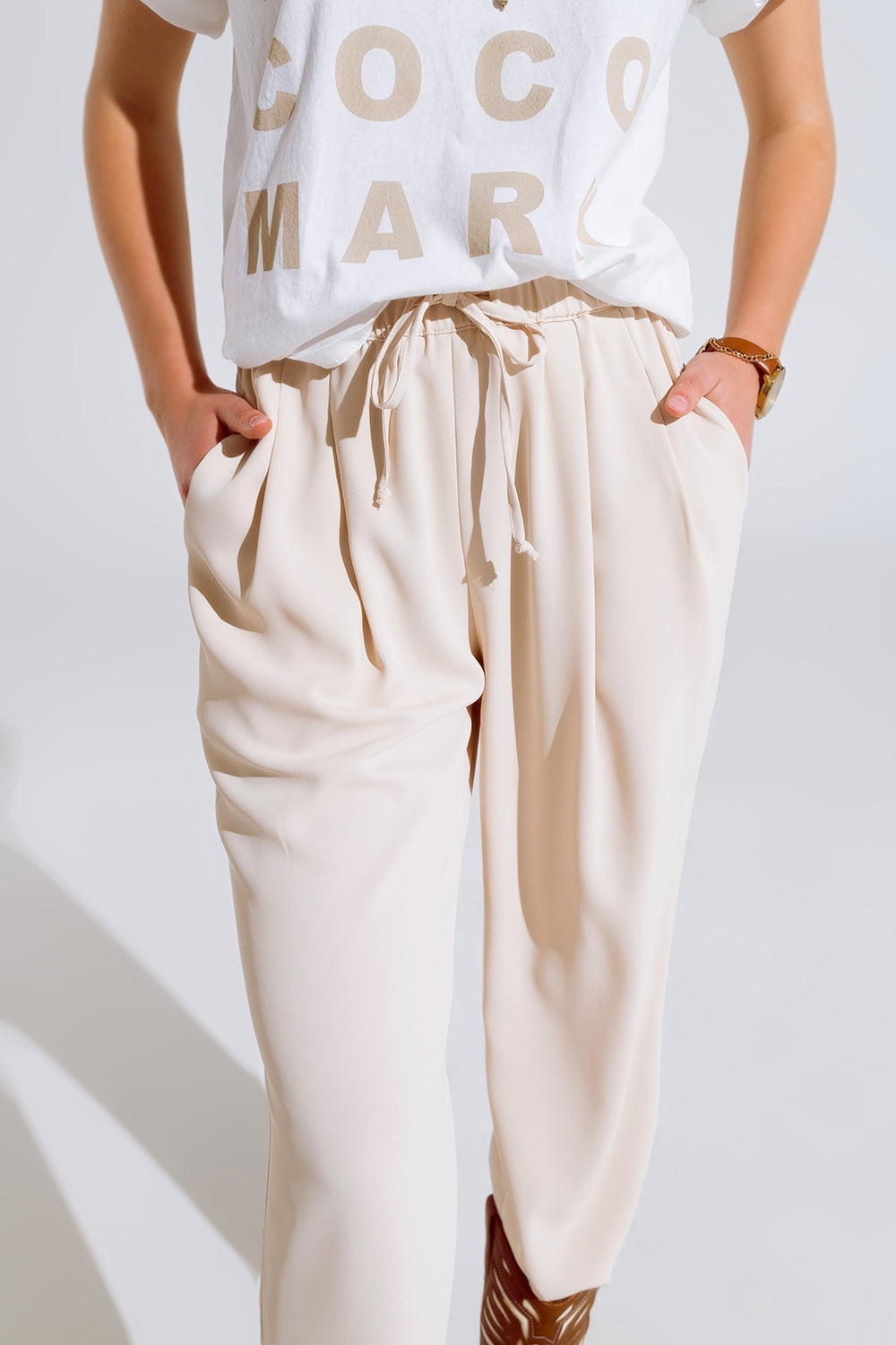 Pantalones En beige Con Bolsillos Delanteros Y Cierre De Cordón Q2