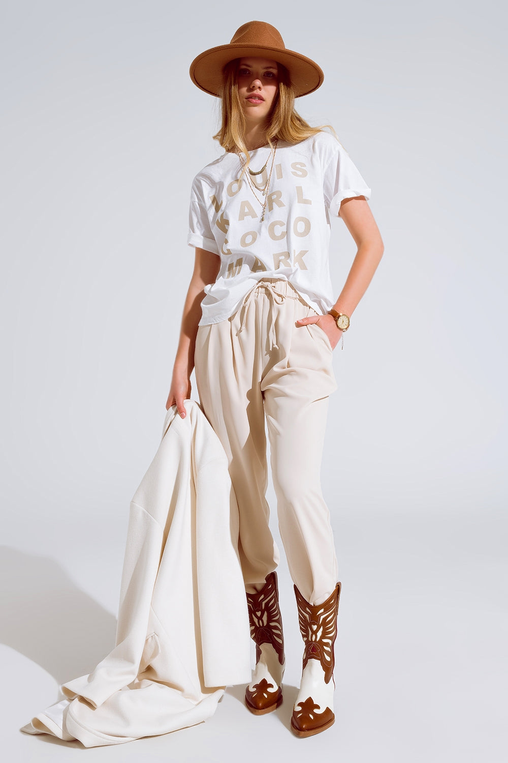 Pantalones En beige Con Bolsillos Delanteros Y Cierre De Cordón Q2