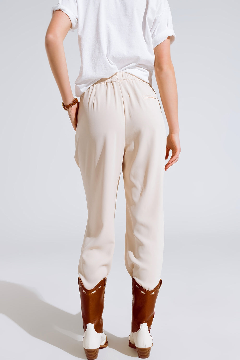 Pantalones En beige Con Bolsillos Delanteros Y Cierre De Cordón Q2