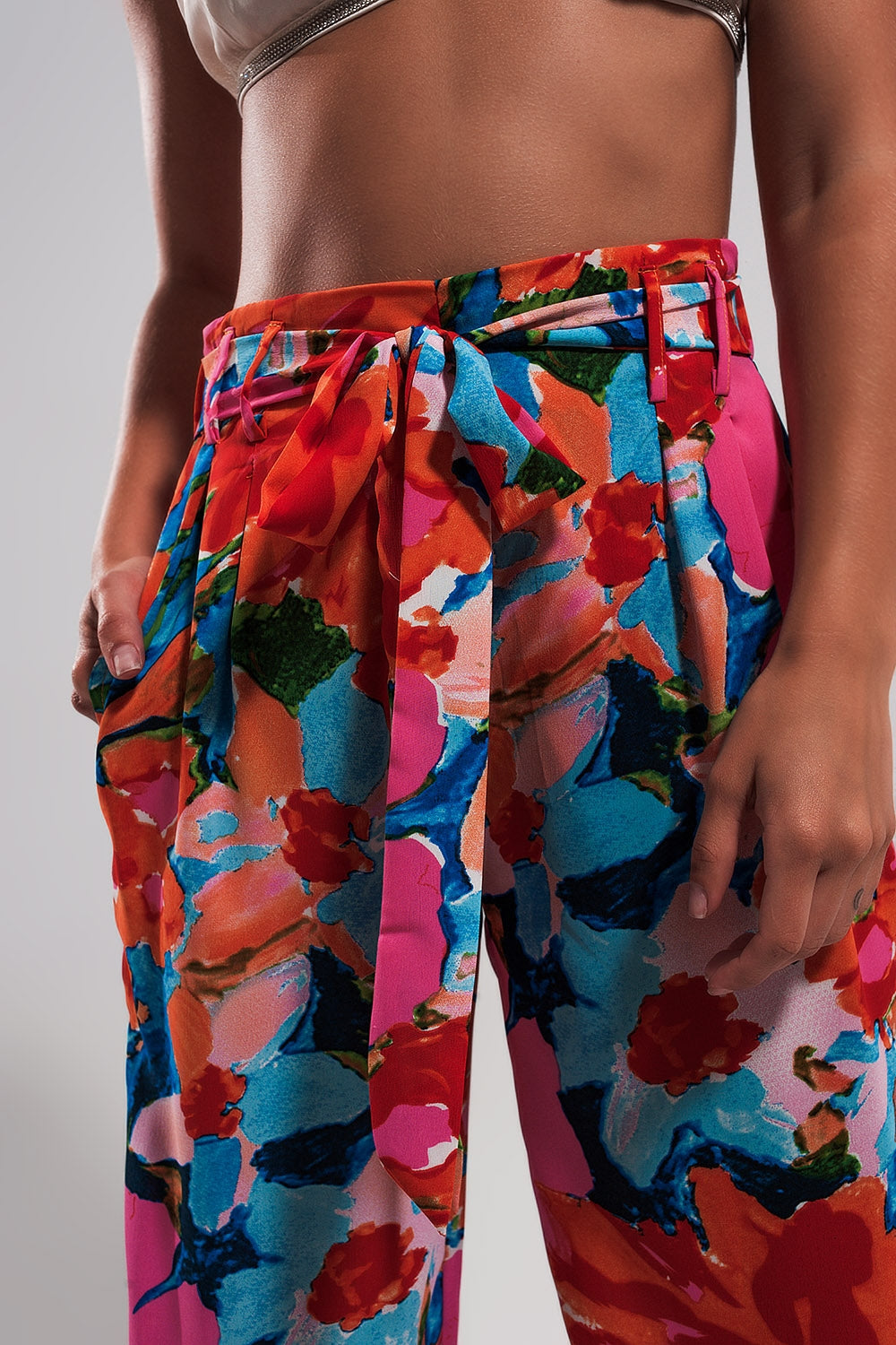 Pantalones en tonos luminosos con parte trasera elástica Q2