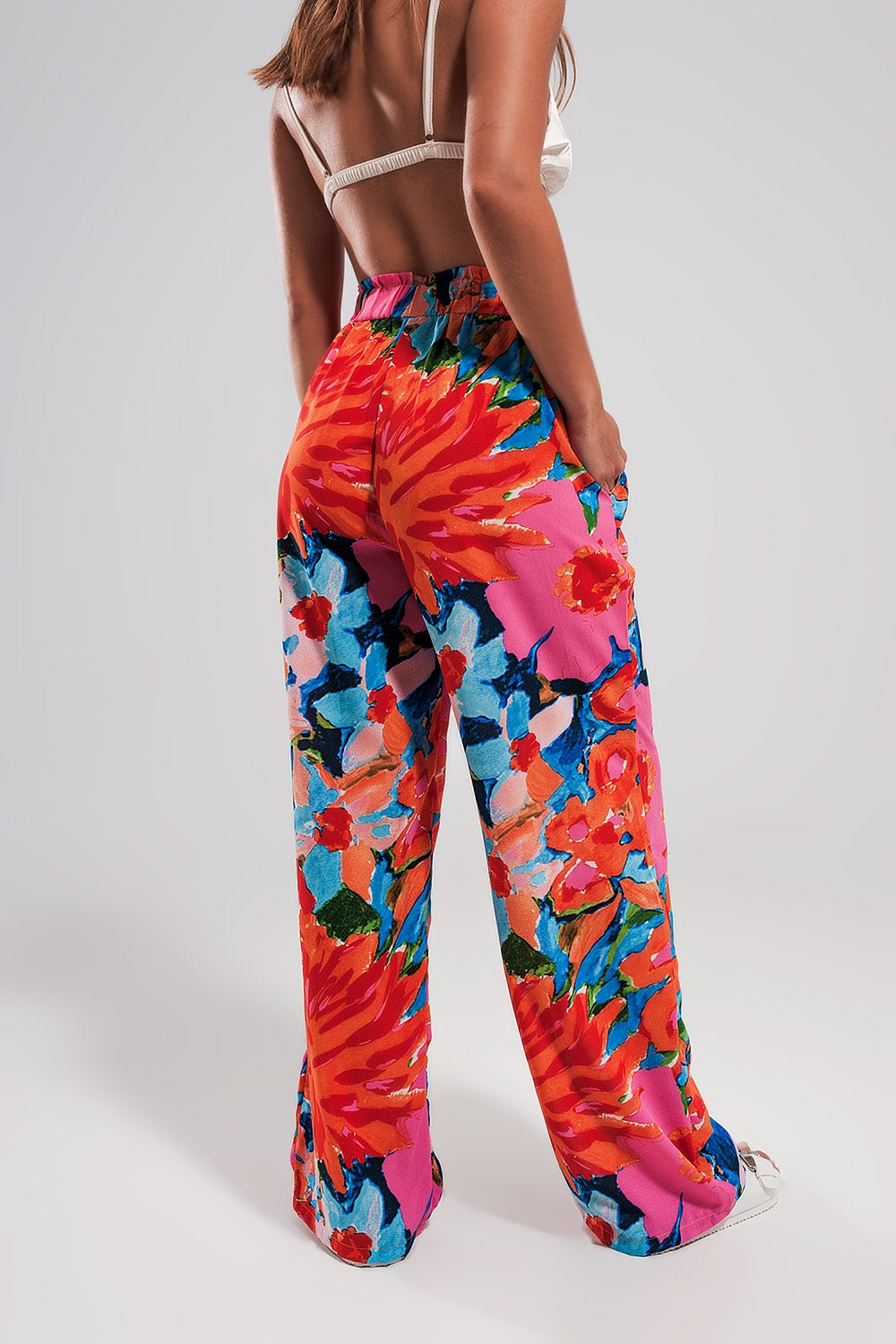 Pantalones en tonos luminosos con parte trasera elástica Q2