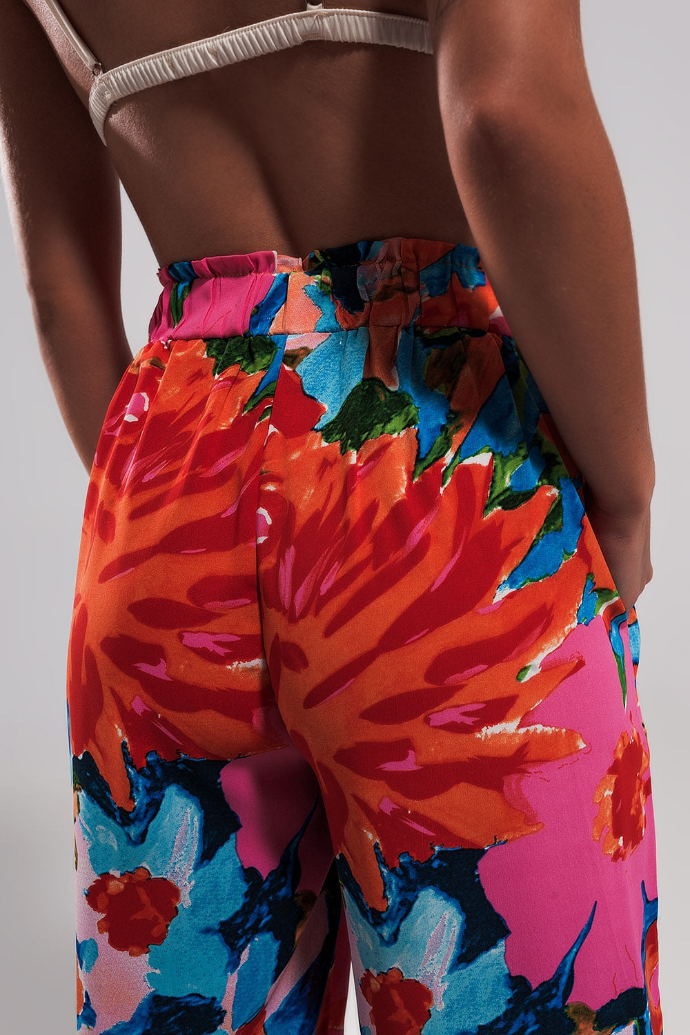 Pantalones en tonos luminosos con parte trasera elástica Q2