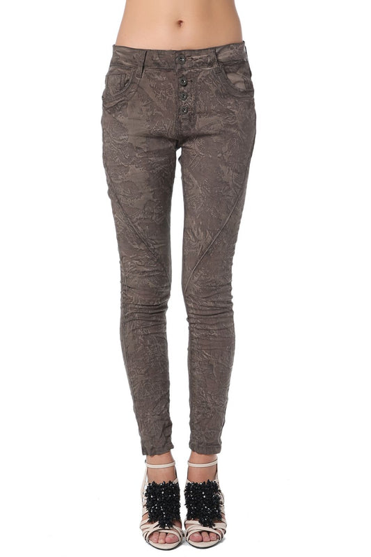 Q2 Pantalones estilo boyfriend con estampado de camuflaje