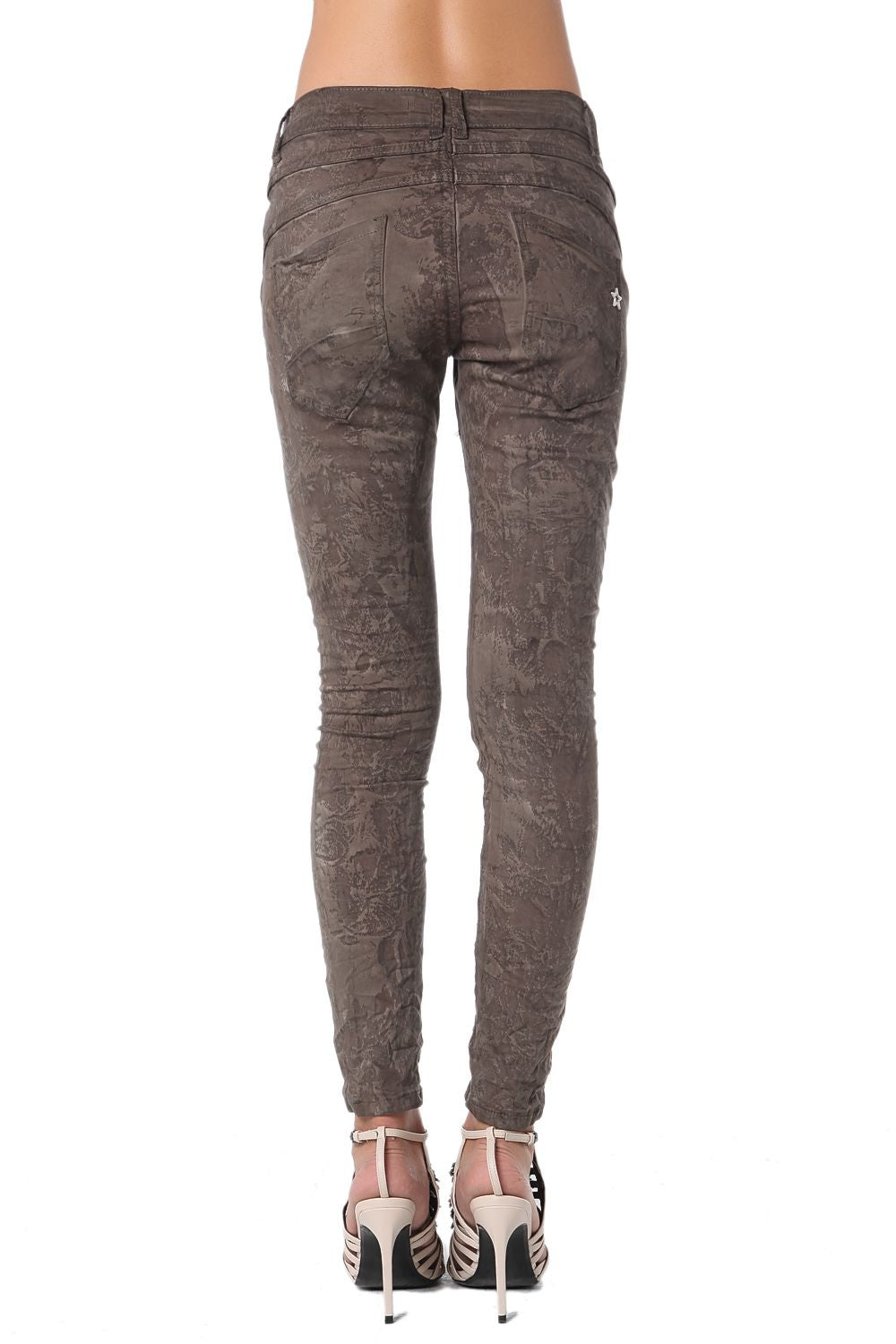 Pantalones estilo boyfriend con estampado de camuflaje Q2