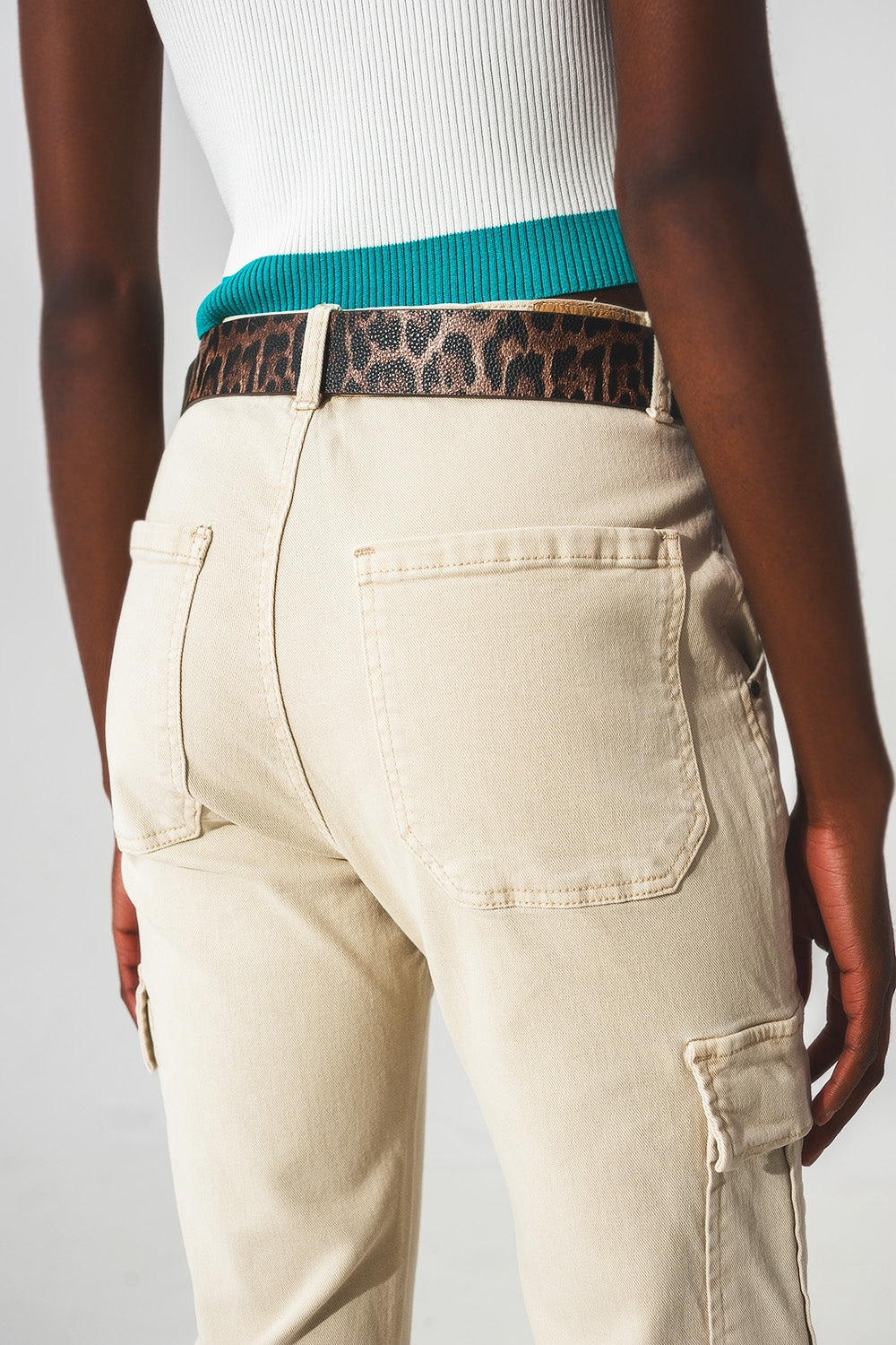 Pantalones estilo cargo en beige Q2
