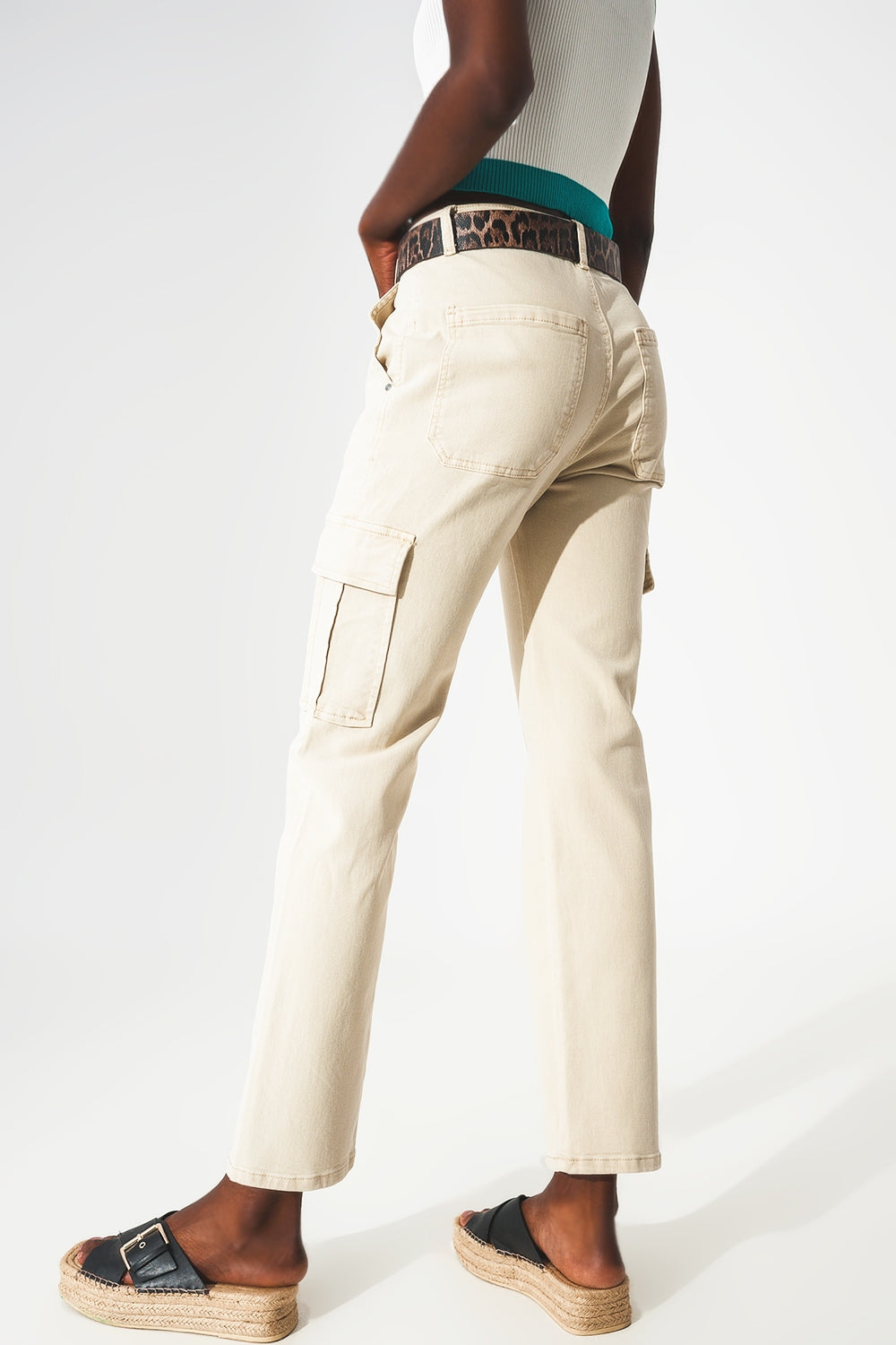 Pantalones estilo cargo en beige Q2