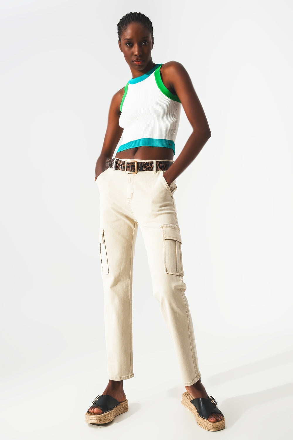 Pantalones estilo cargo en beige Q2