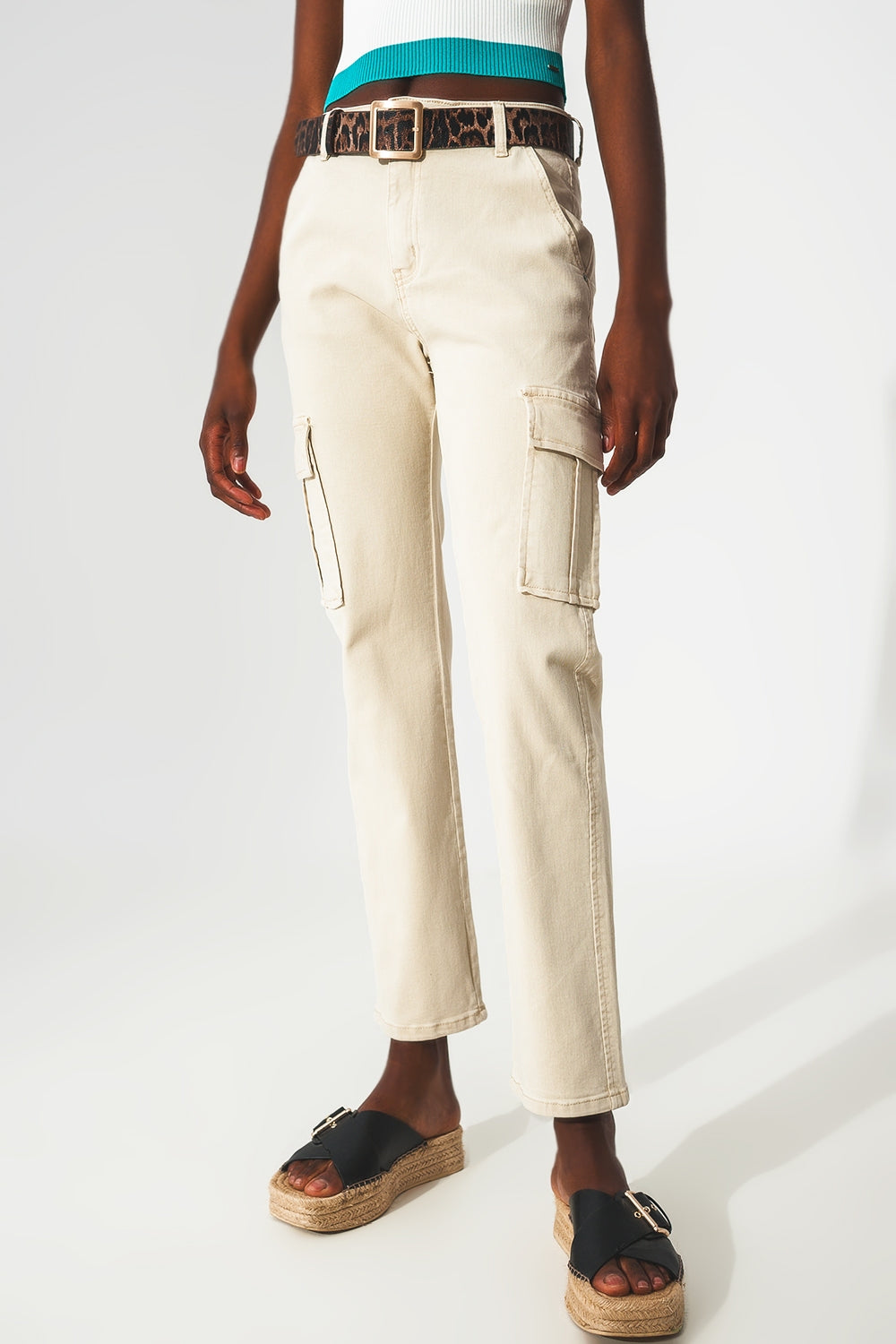Q2 Pantalones estilo cargo en beige