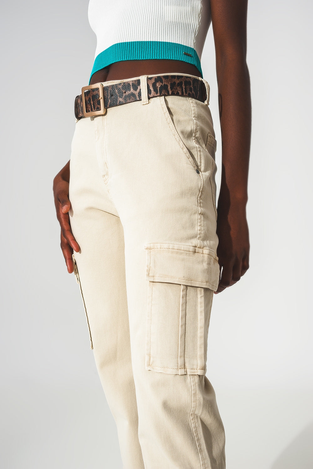 Pantalones estilo cargo en beige Q2
