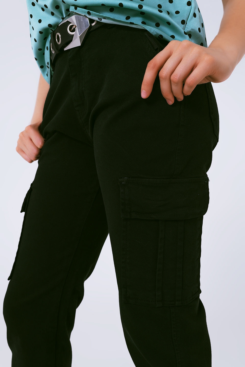 Pantalones estilo cargo en negro Q2