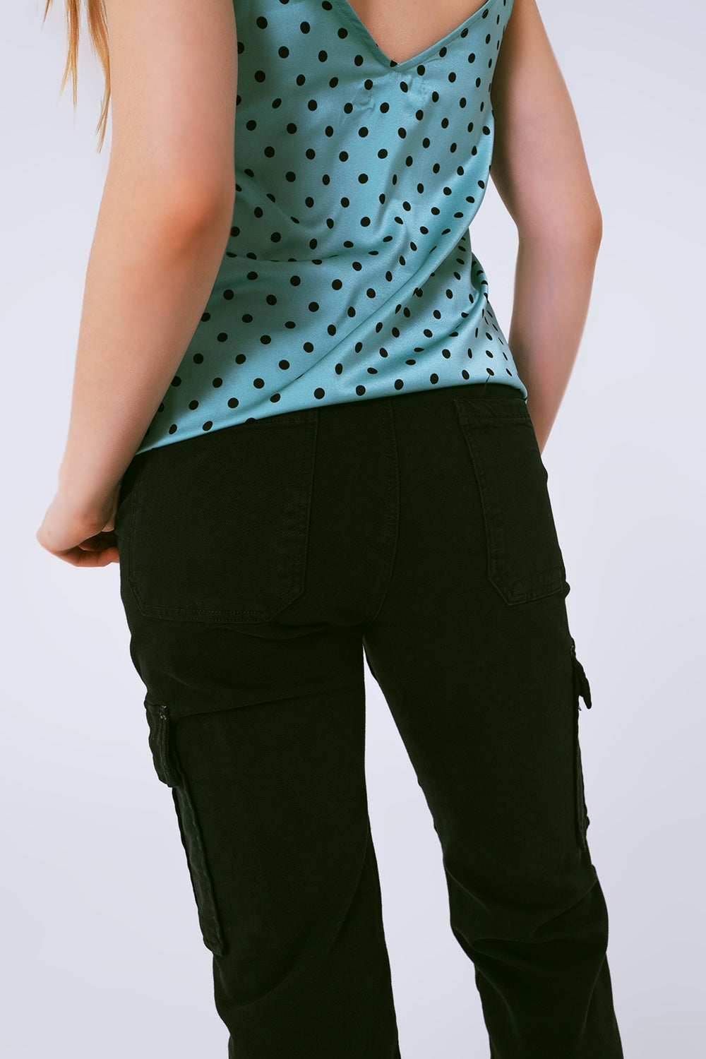 Pantalones estilo cargo en negro Q2