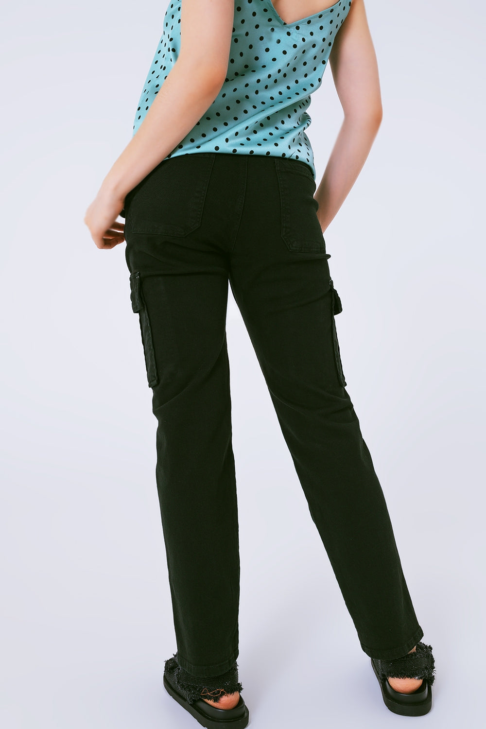 Pantalones estilo cargo en negro Q2