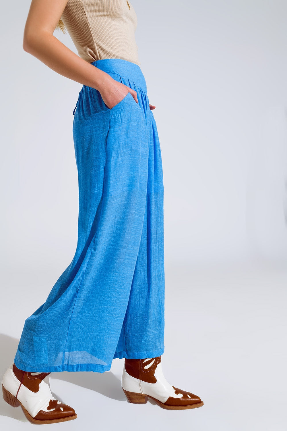 Pantalones estilo palazzo azules con bolsillos laterales y banda gruesa en la cintura Q2