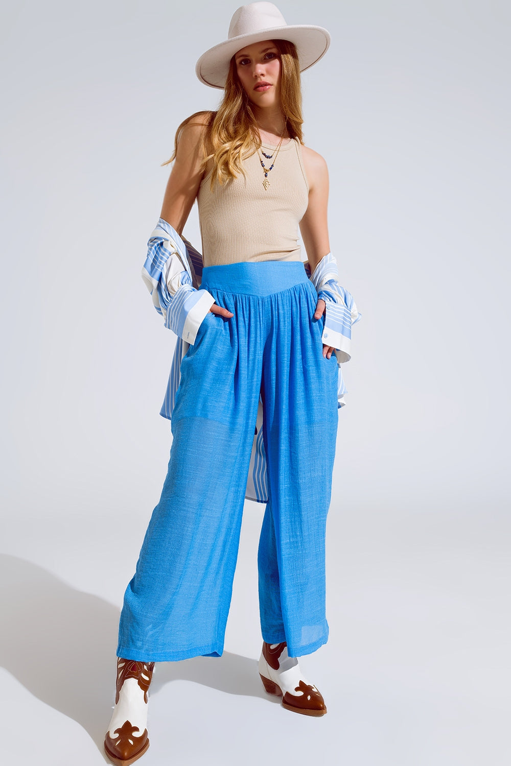 Pantalones estilo palazzo azules con bolsillos laterales y banda gruesa en la cintura Q2