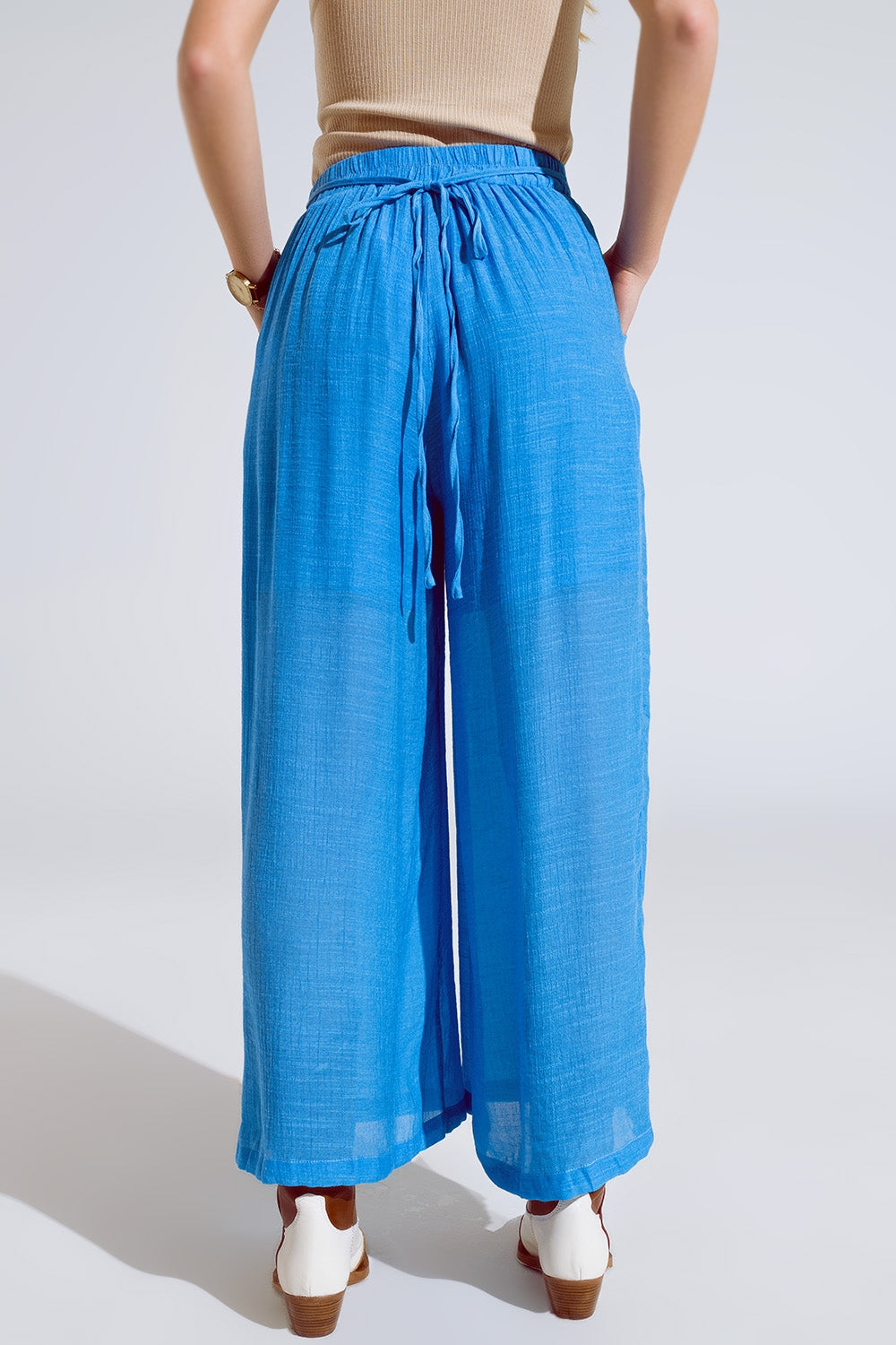 Pantalones estilo palazzo azules con bolsillos laterales y banda gruesa en la cintura Q2