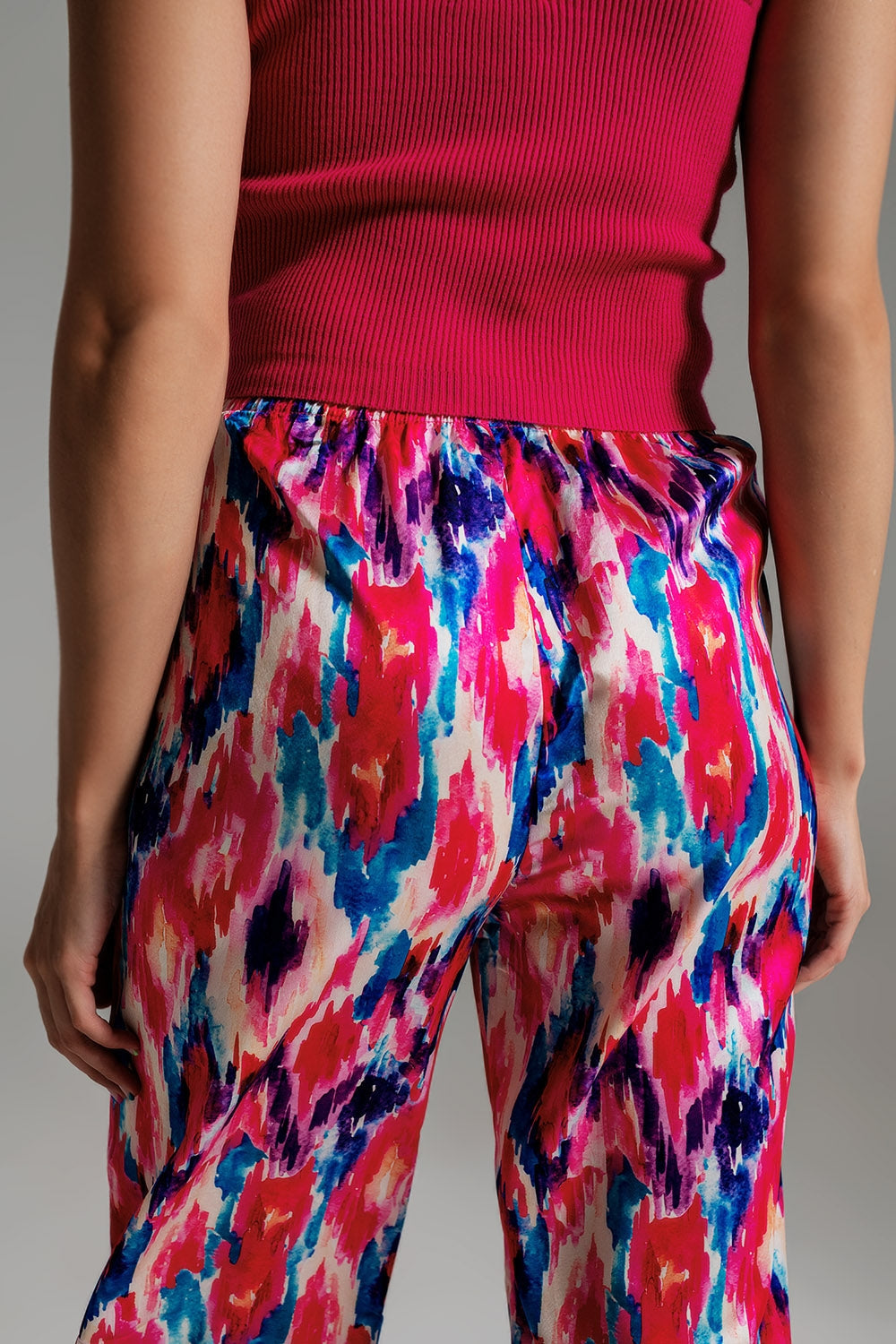 Pantalones estilo palazzo con estampado abstracto en rosa y azul Q2
