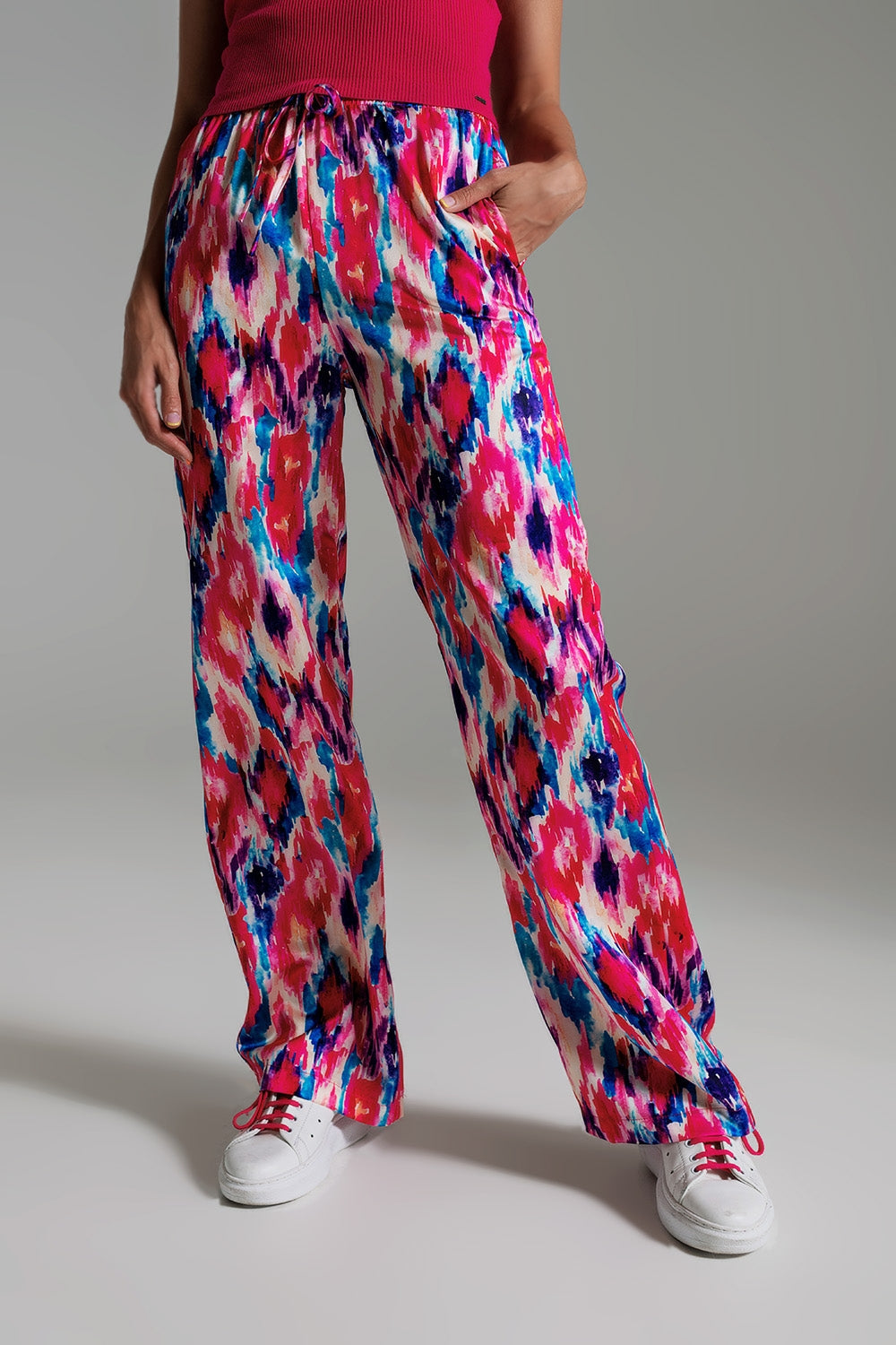 Pantalones estilo palazzo con estampado abstracto en rosa y azul Q2