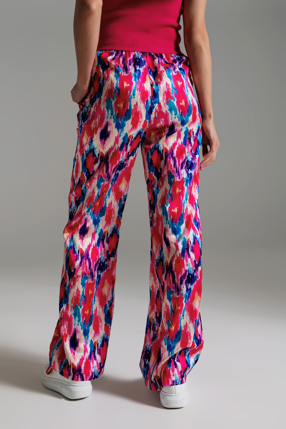 Pantalones estilo palazzo con estampado abstracto en rosa y azul Q2