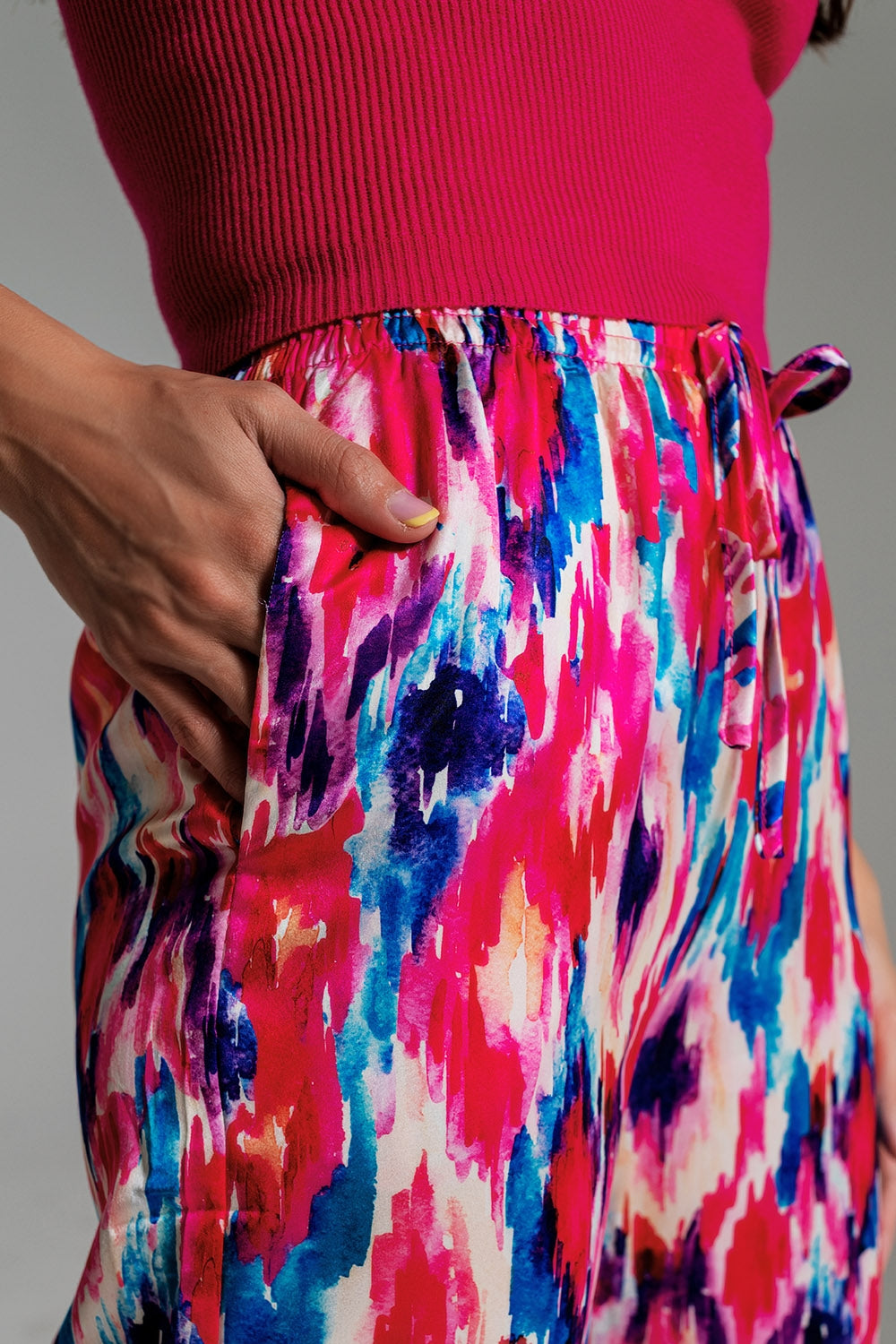 Pantalones estilo palazzo con estampado abstracto en rosa y azul Q2