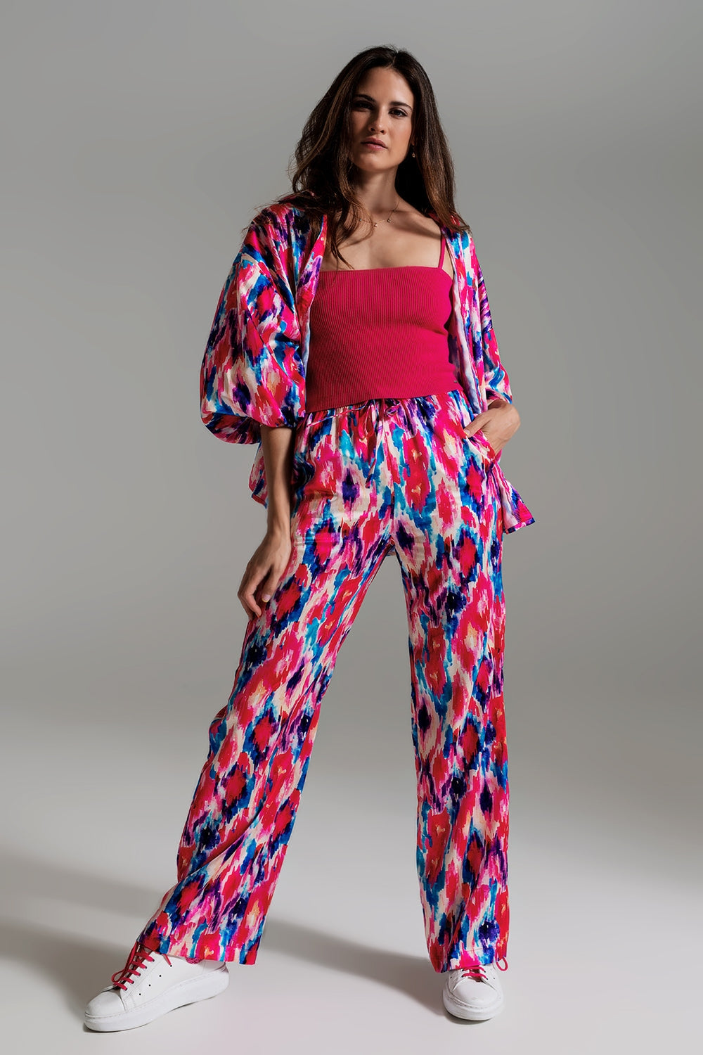 Pantalones estilo palazzo con estampado abstracto en rosa y azul Q2