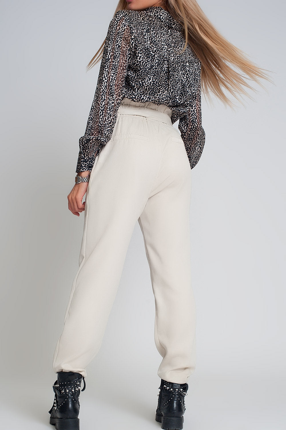 Pantalones finos con lazada en la cintura en beige Q2