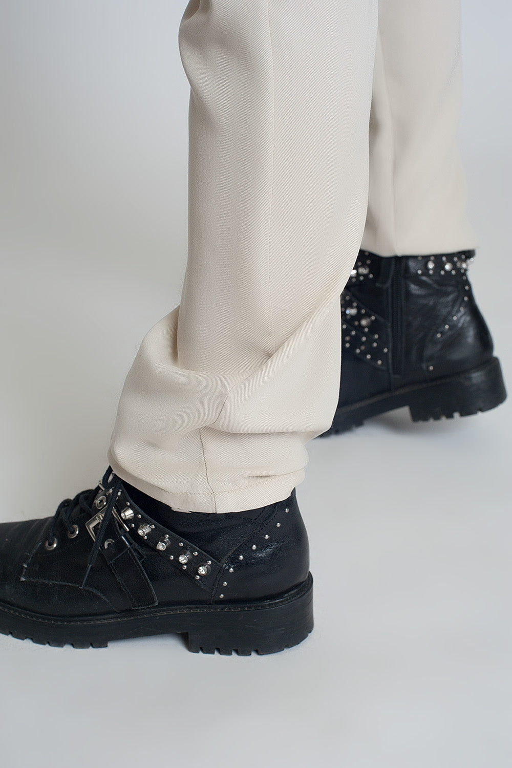 Pantalones finos con lazada en la cintura en beige Q2