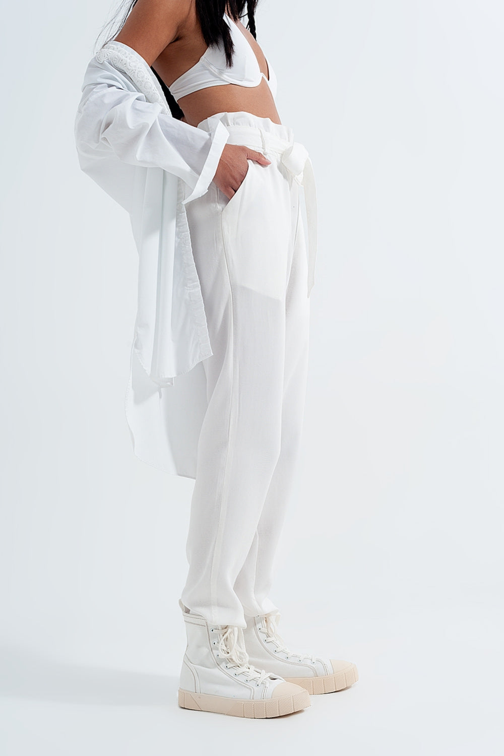 Pantalones finos con lazada en la cintura en blanco Q2
