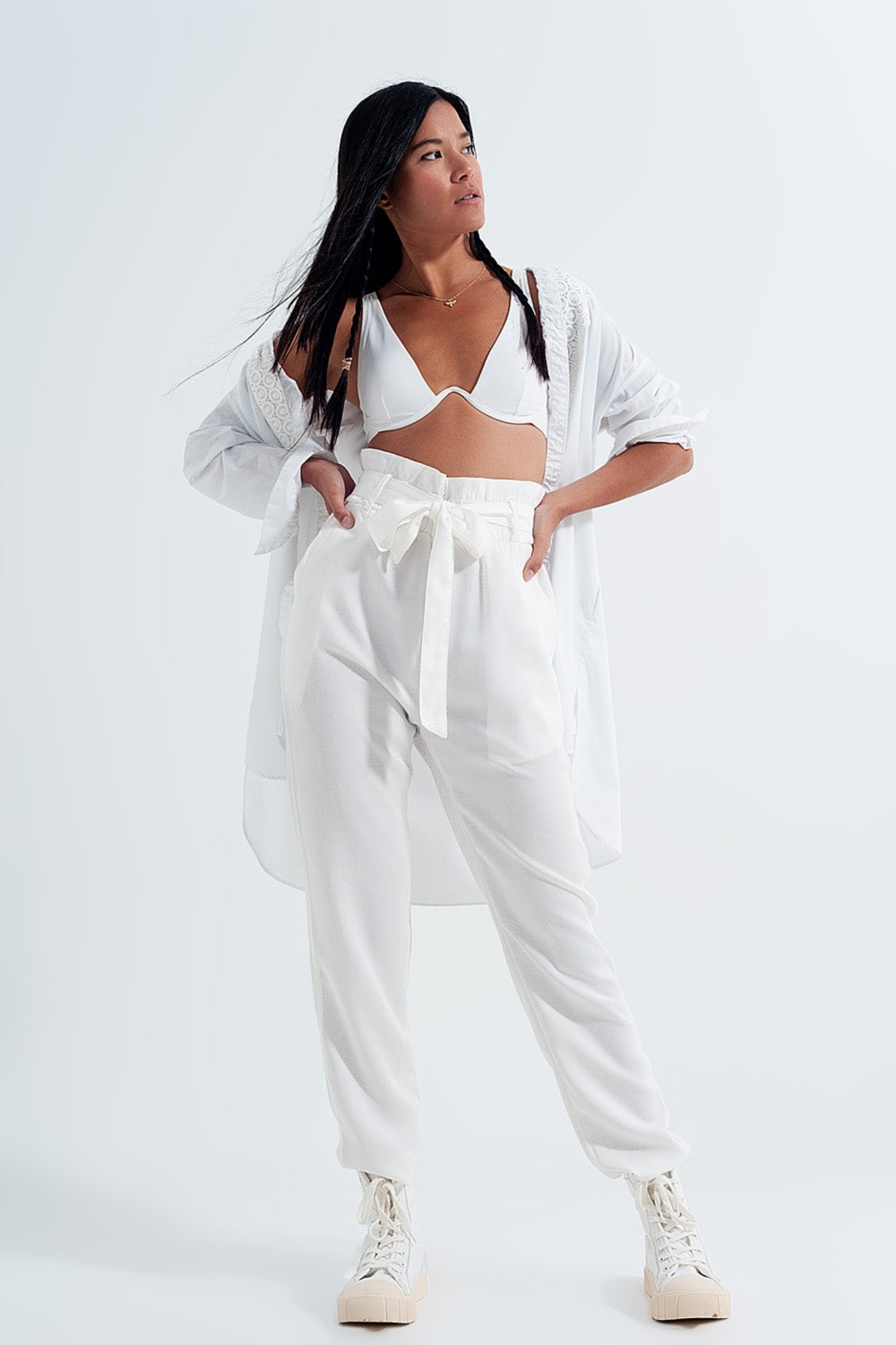Pantalones finos con lazada en la cintura en blanco Q2