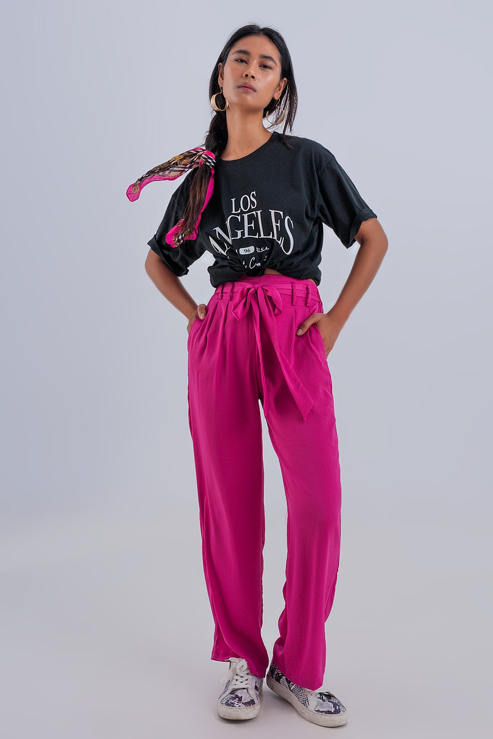 Pantalones fucsia de pernera ancha con cinturón Q2