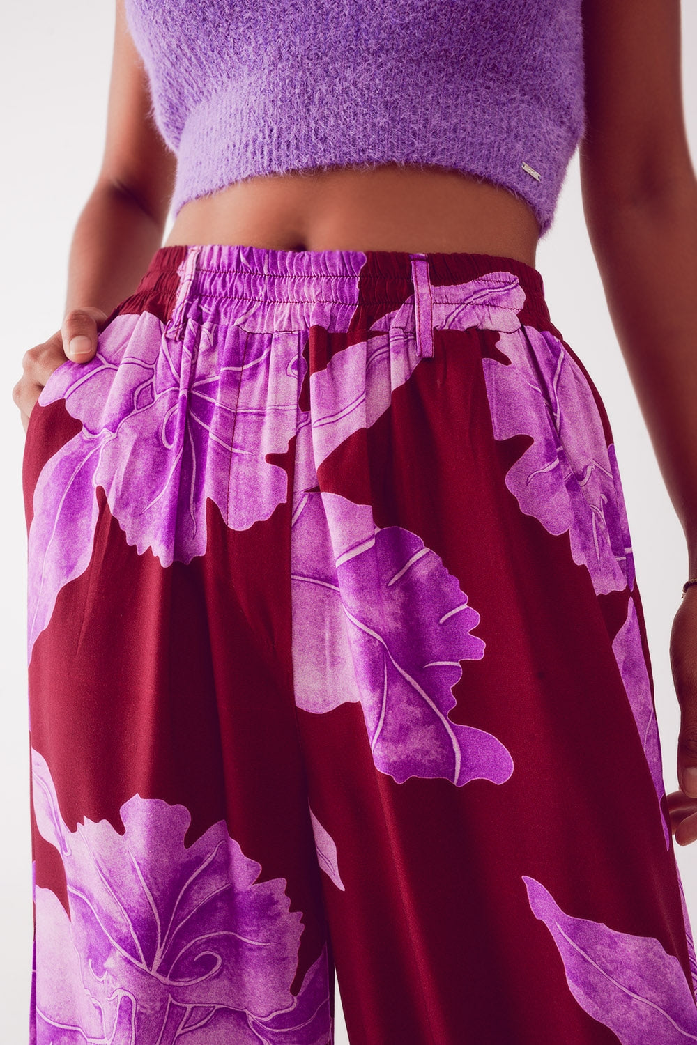 Pantalones fucsia de pernera recta con estampado de flores abstractas Q2