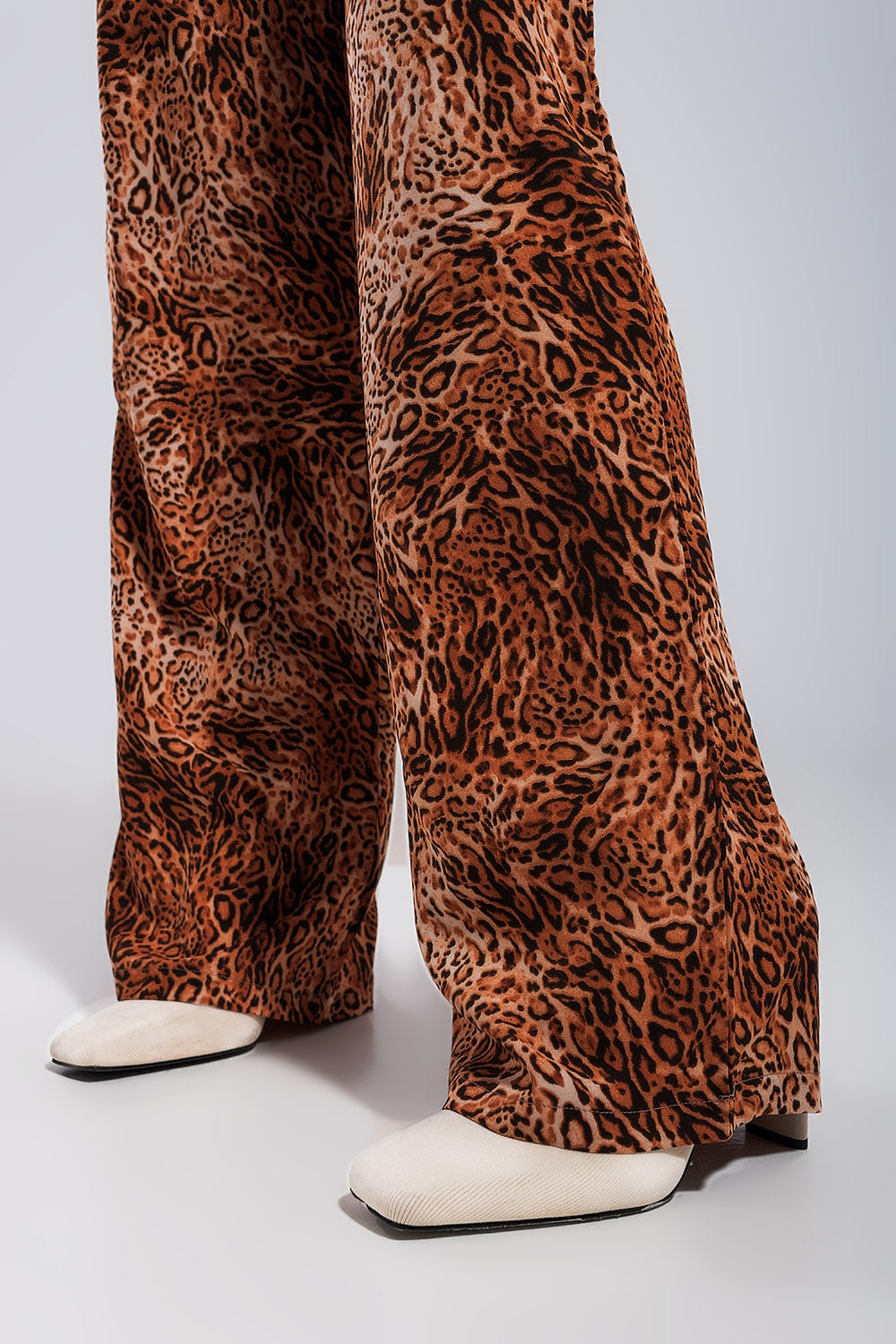 Pantalones marrones de pernera ancha  con estampado de leopardo de tejido ligero Q2