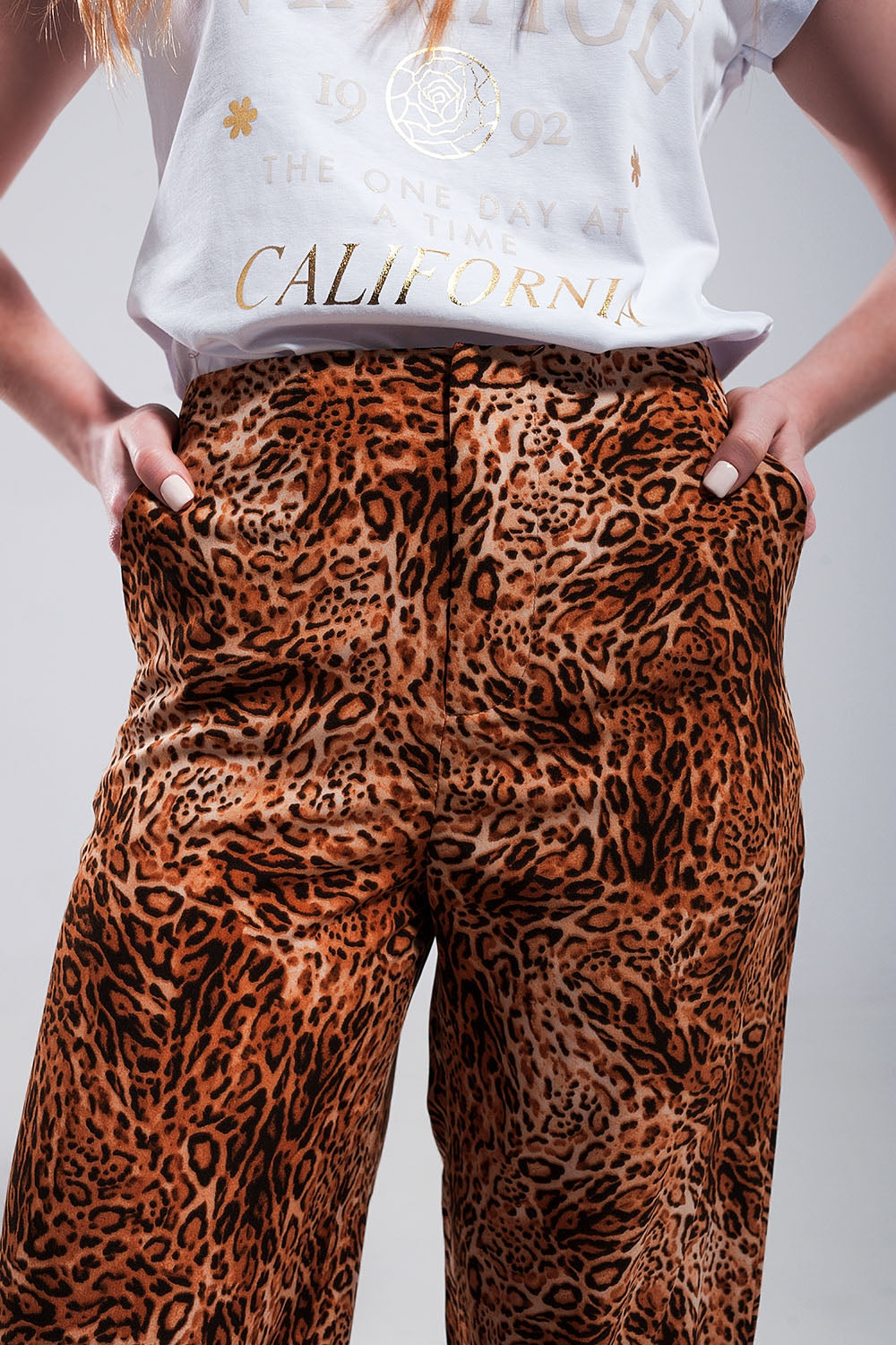 Pantalones marrones de pernera ancha  con estampado de leopardo de tejido ligero Q2