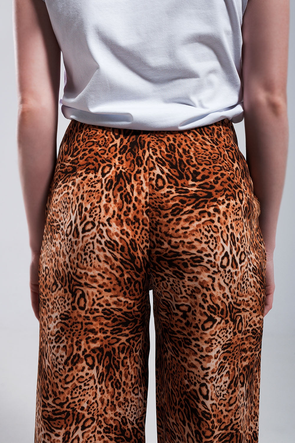 Pantalones marrones de pernera ancha  con estampado de leopardo de tejido ligero Q2