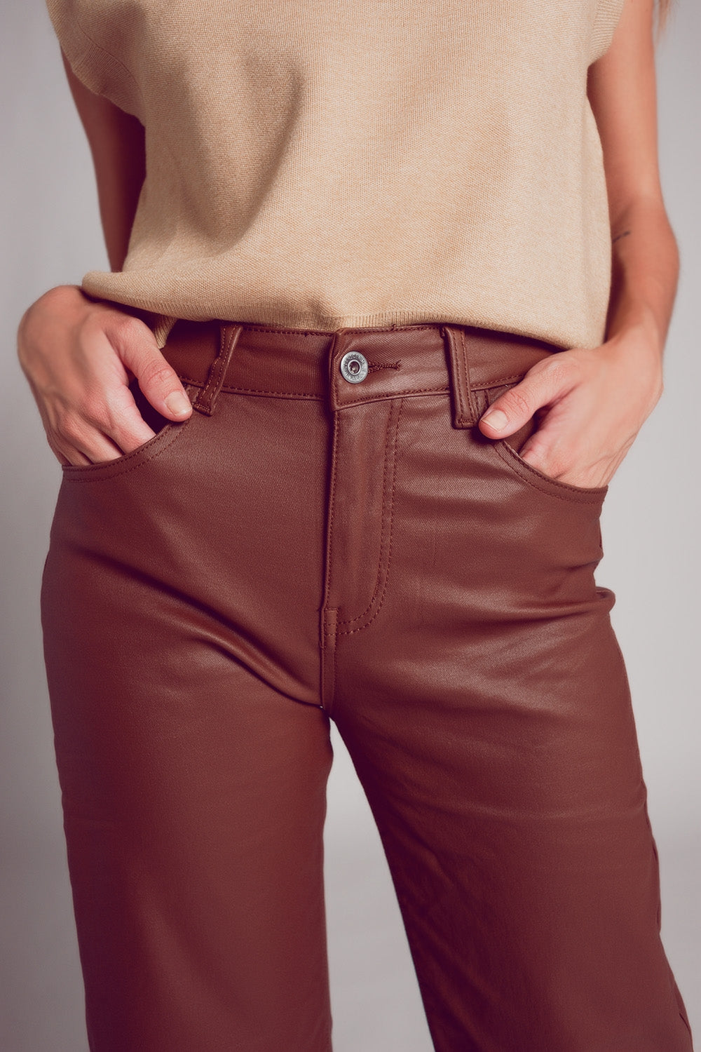 Pantalones marrones de pernera ancha de cuero sintético Q2