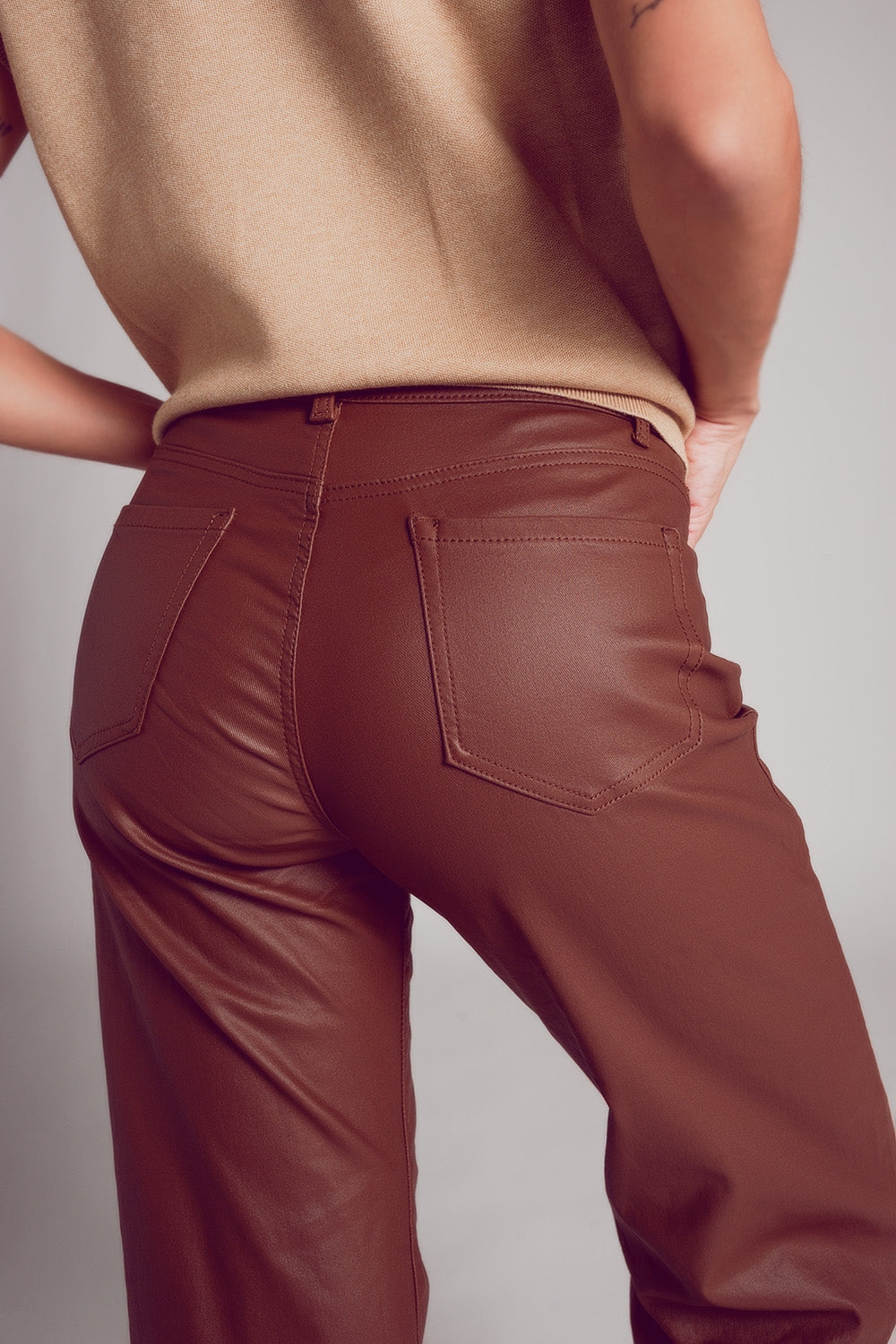 Pantalones marrones de pernera ancha de cuero sintético Q2
