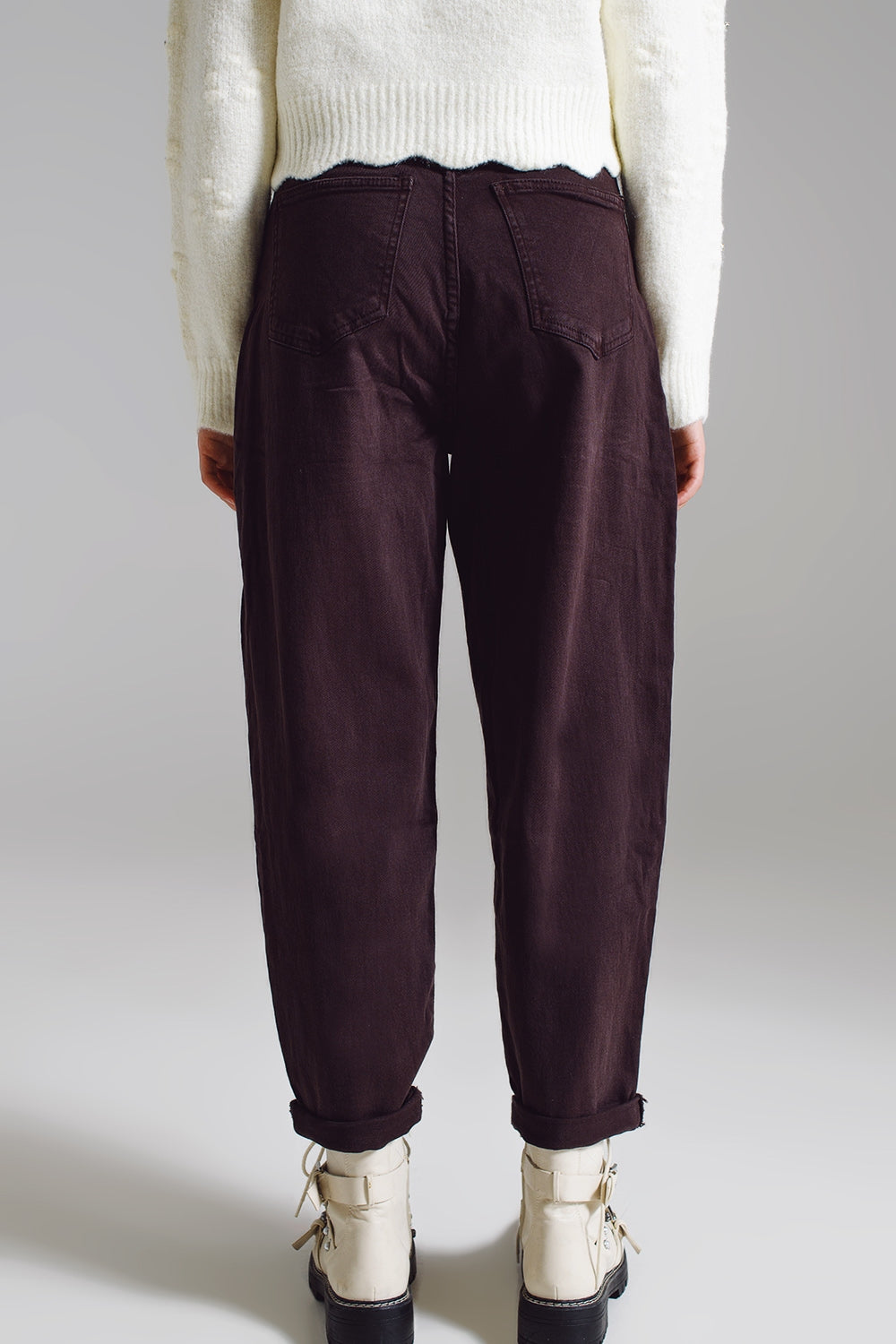 Pantalones marrones relajados con detalles de bolsillo en la cintura Q2