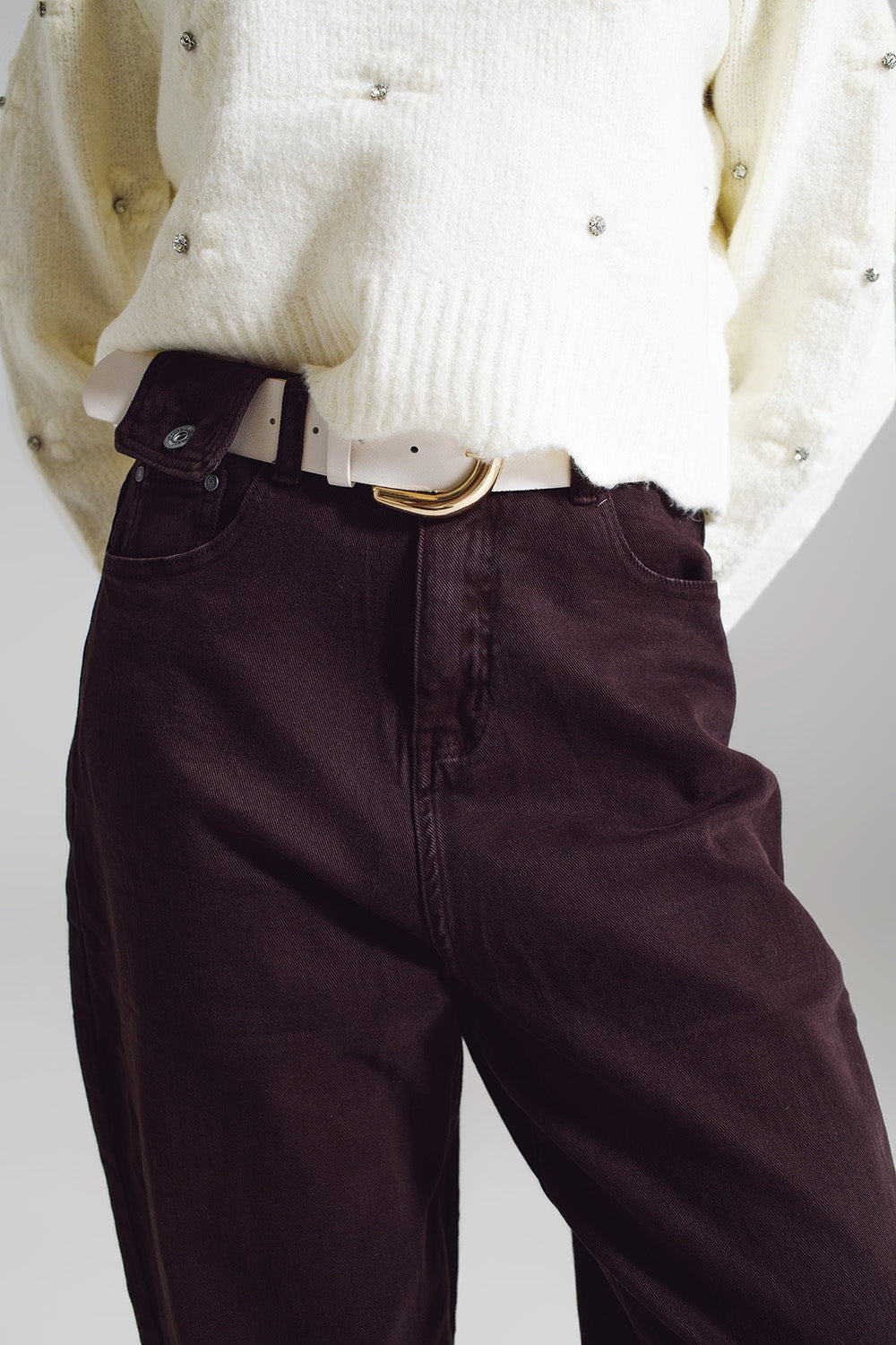 Pantalones marrones relajados con detalles de bolsillo en la cintura Q2