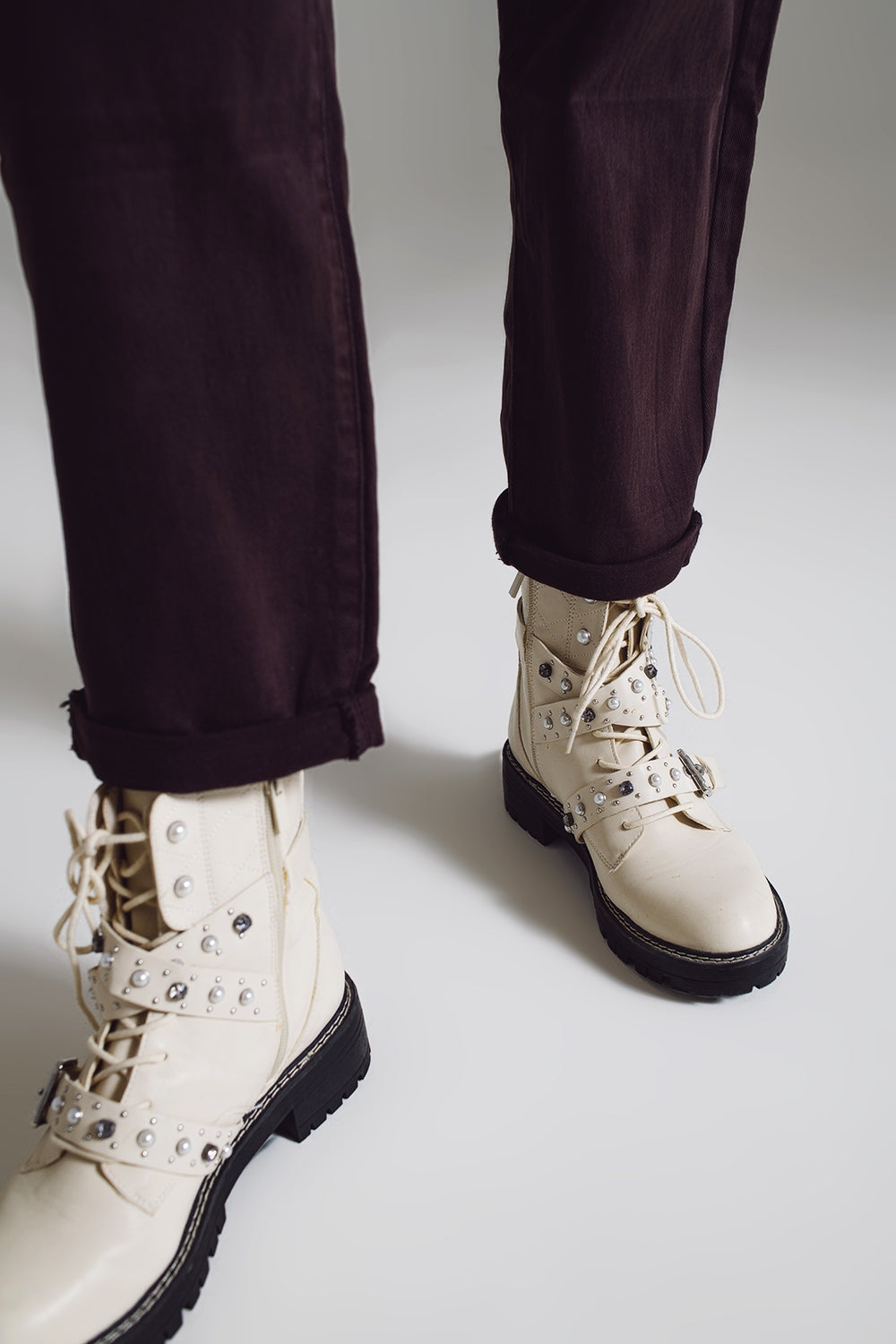 Pantalones marrones relajados con detalles de bolsillo en la cintura Q2