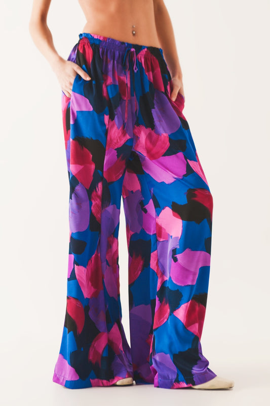 Q2 Pantalones morados de pernera ancha con estampado floral