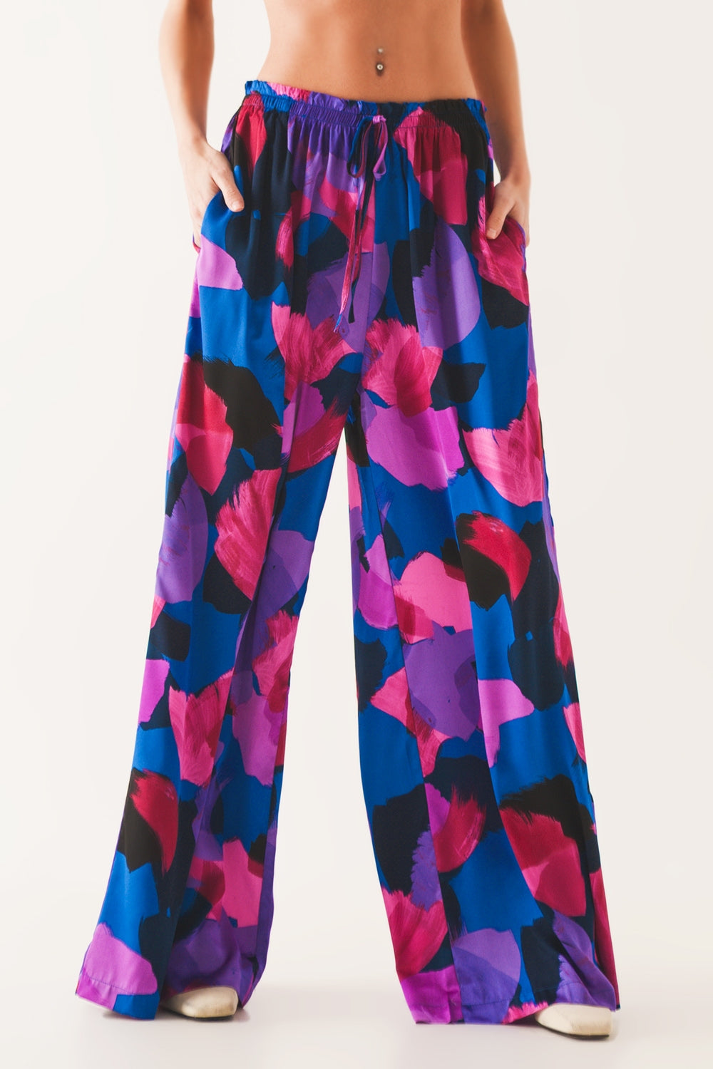 Pantalones morados de pernera ancha con estampado floral Q2