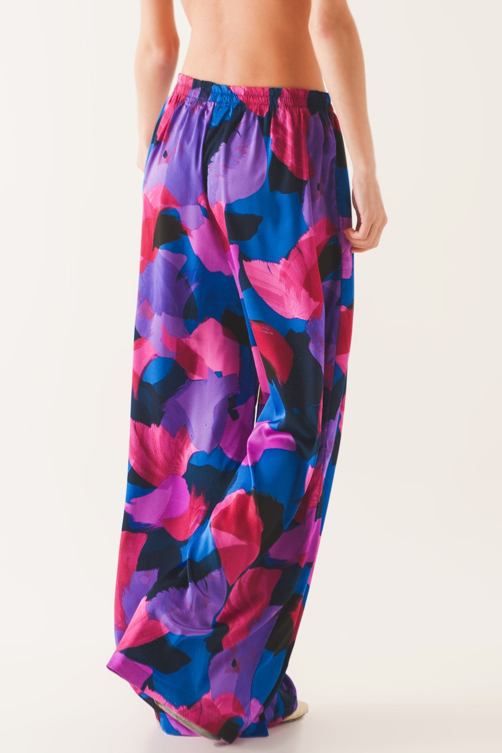 Pantalones morados de pernera ancha con estampado floral Q2