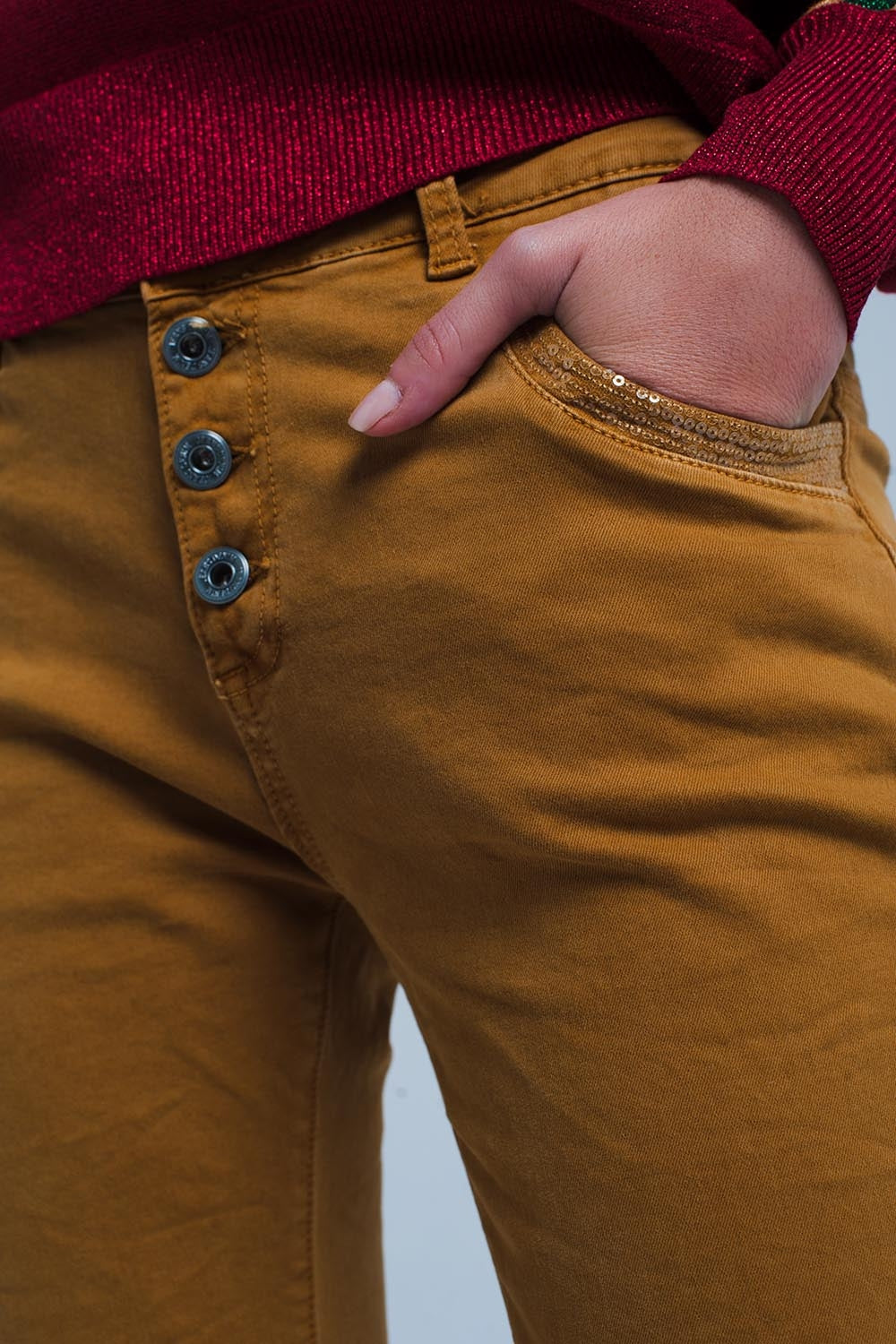 Pantalones mostaza con lentejuelas y botones Q2