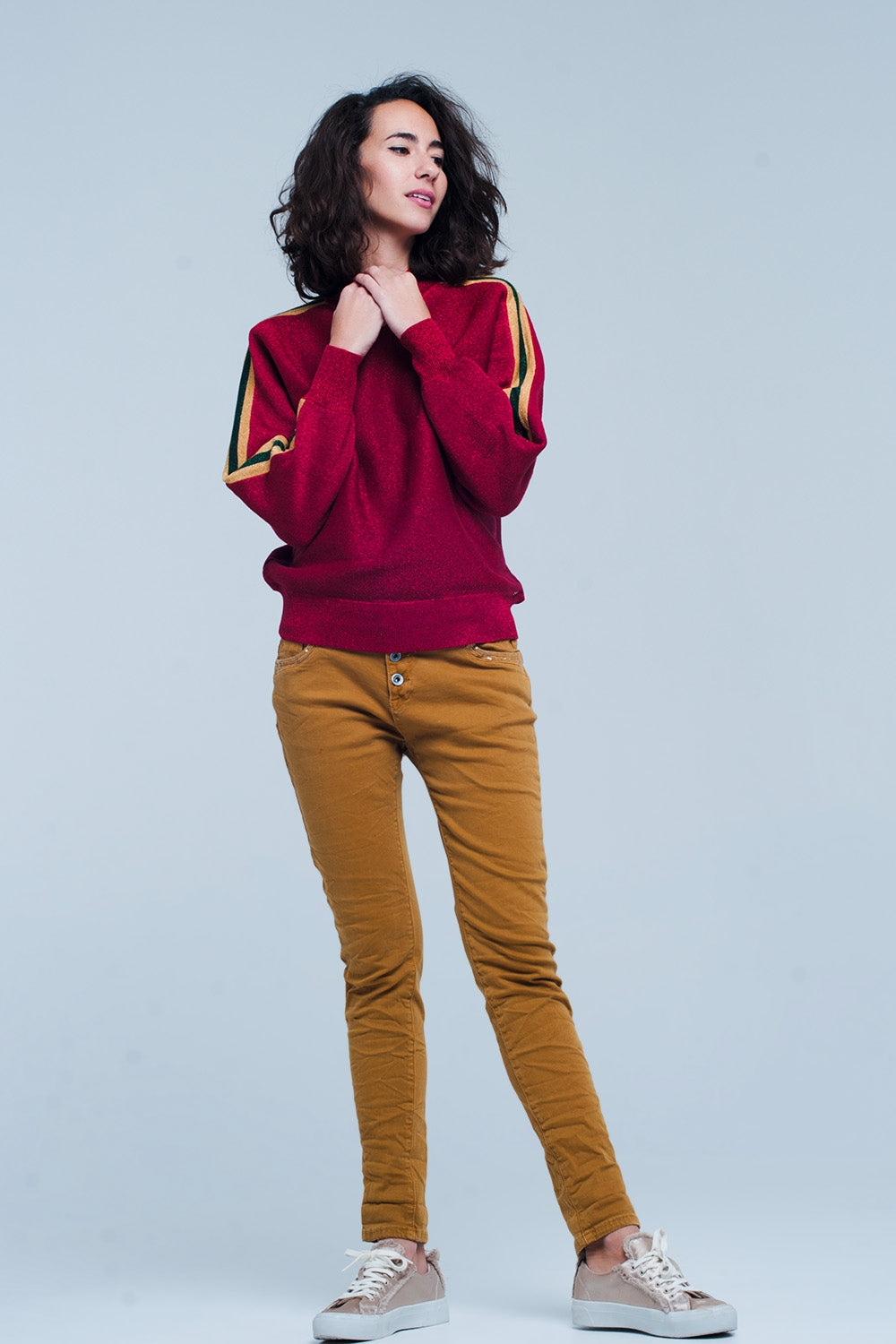 Pantalones mostaza con lentejuelas y botones Q2