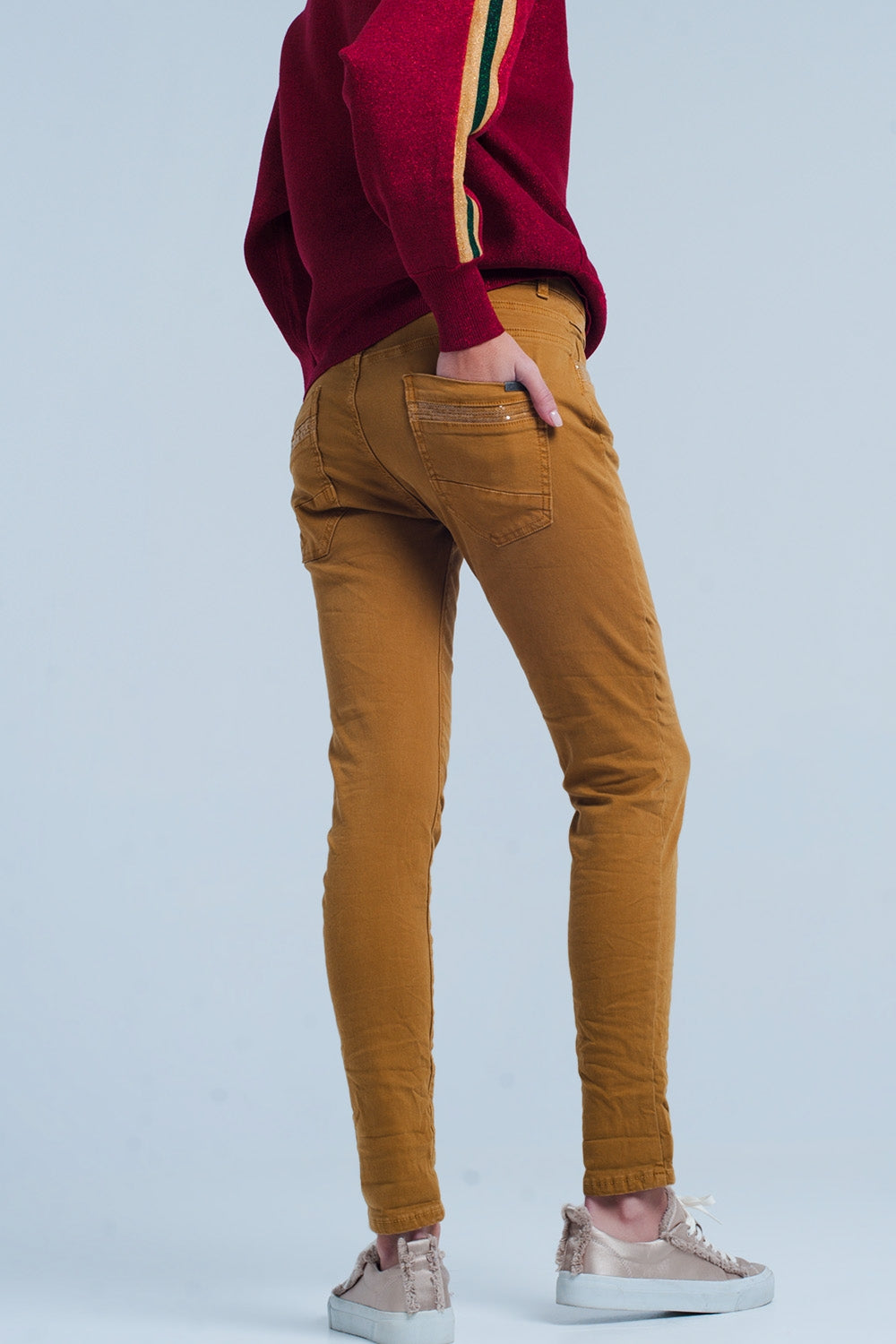 Pantalones mostaza con lentejuelas y botones Q2