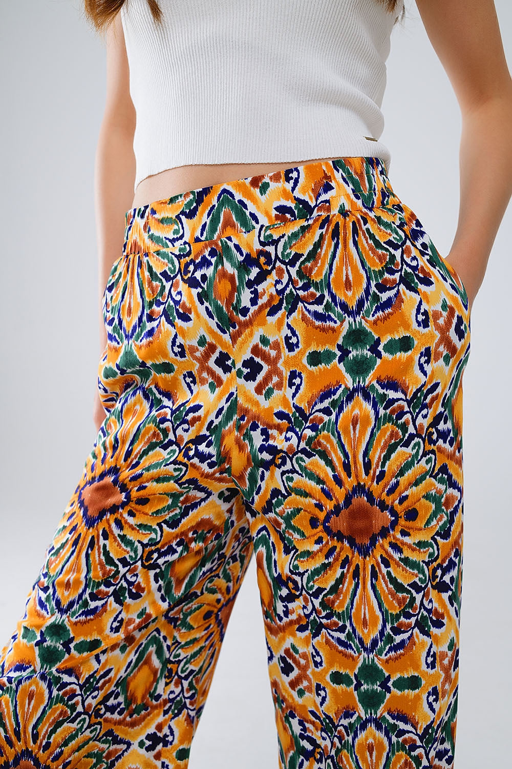Pantalones multicolores con estampado de flores en naranja y azul Q2