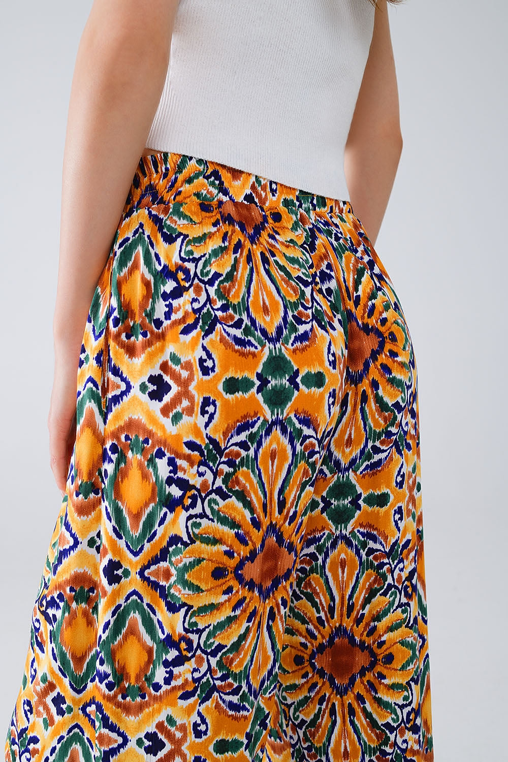 Pantalones multicolores con estampado de flores en naranja y azul Q2