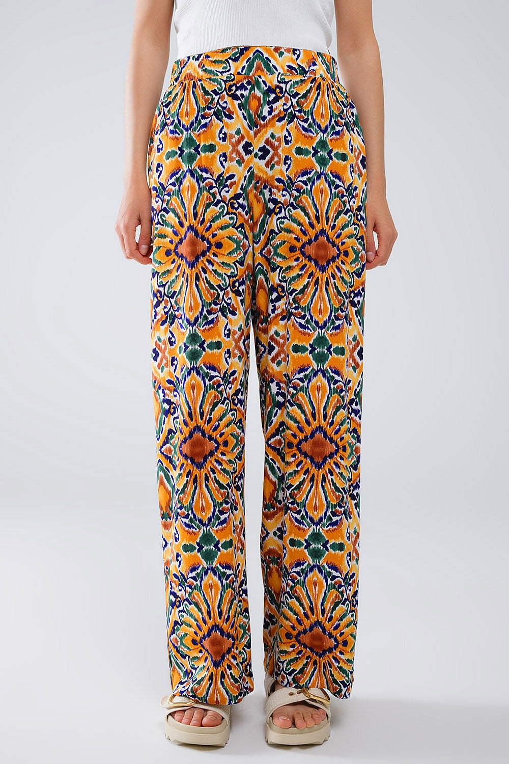 Pantalones multicolores con estampado de flores en naranja y azul Q2