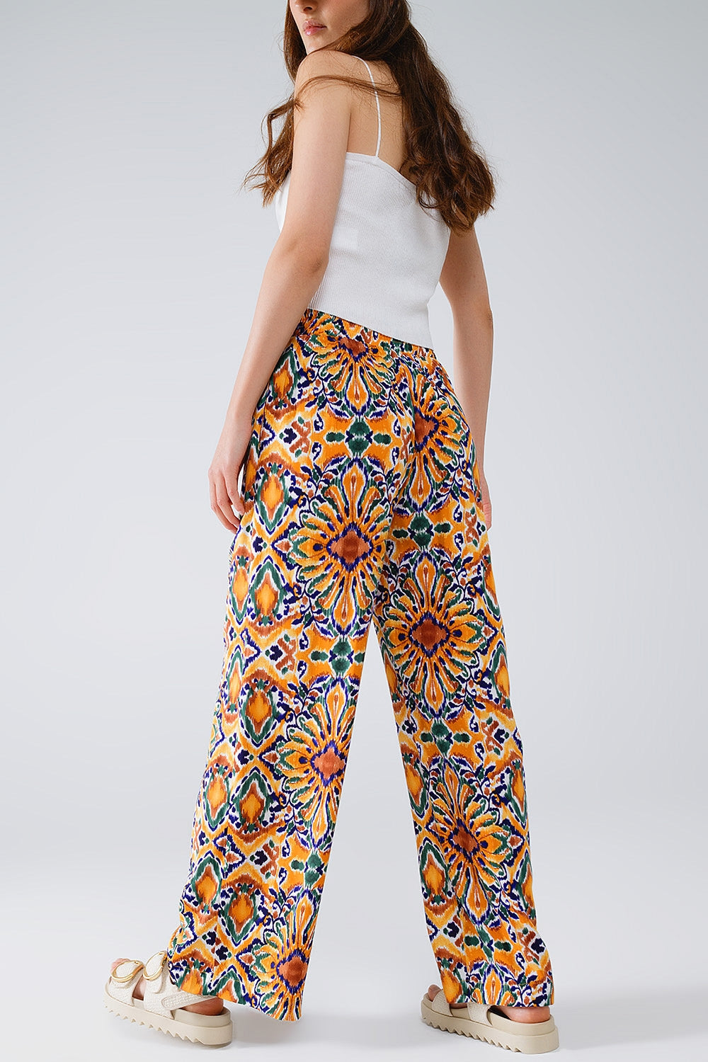 Pantalones multicolores con estampado de flores en naranja y azul Q2