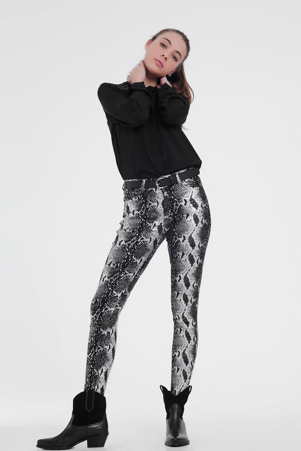 Pantalones negro con pernera slim y estampado animal Q2
