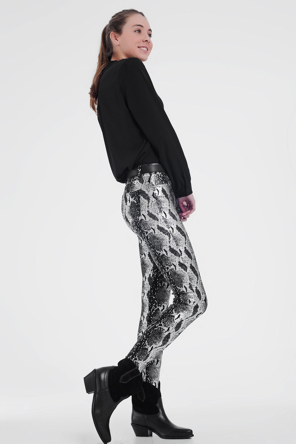 Pantalones negro con pernera slim y estampado animal Q2
